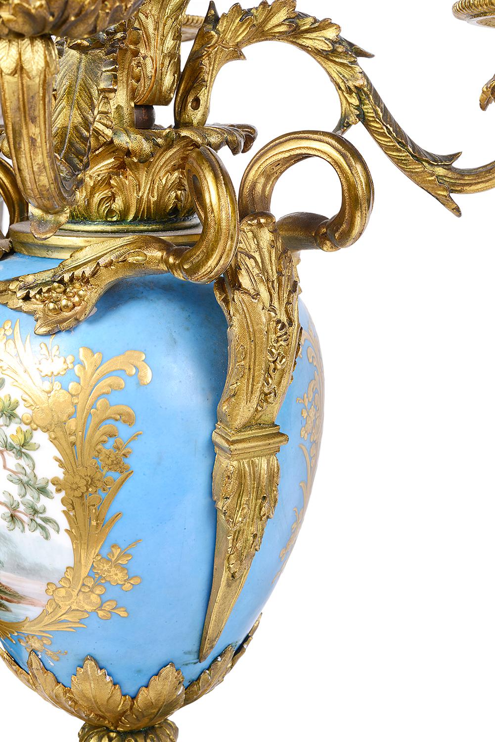 Großes Paar französischer Sevres-Kandelaber im Stil des 19. Jahrhunderts und Goldbronze-Kandelaber im Angebot 1
