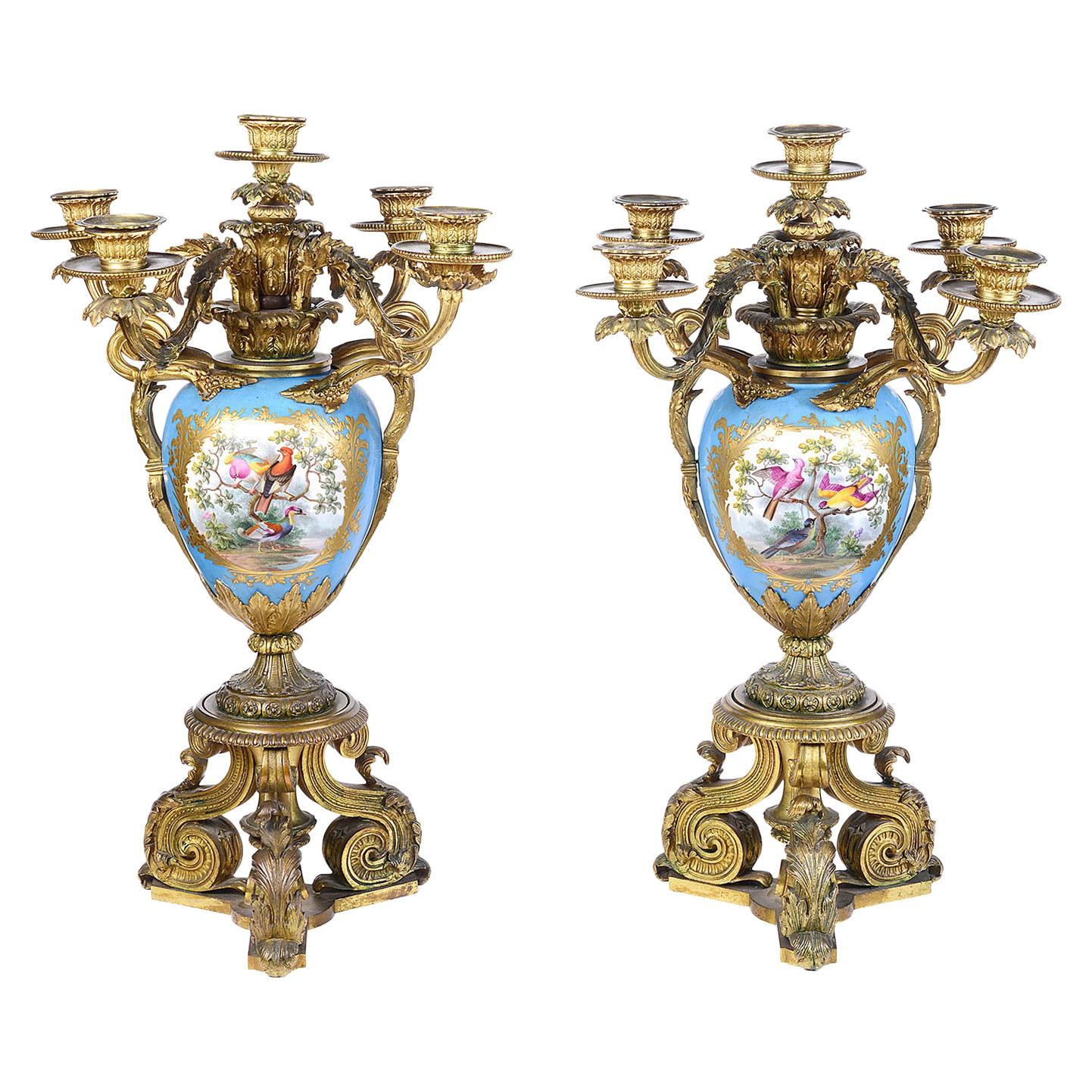 Großes Paar französischer Sevres-Kandelaber im Stil des 19. Jahrhunderts und Goldbronze-Kandelaber im Angebot