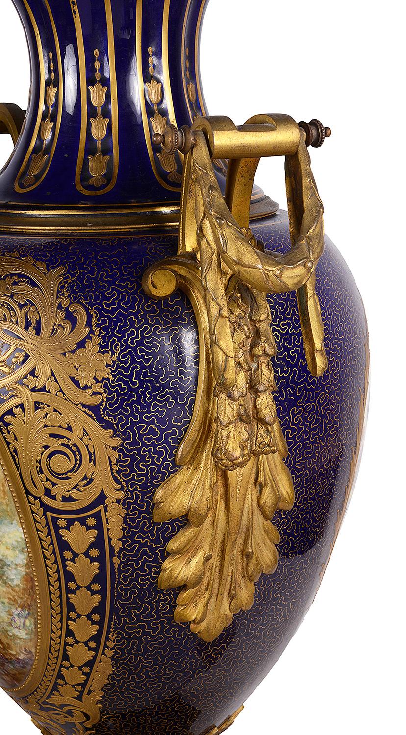 XIXe siècle Grande paire de vases de style Sèvres français du 19e siècle en vente