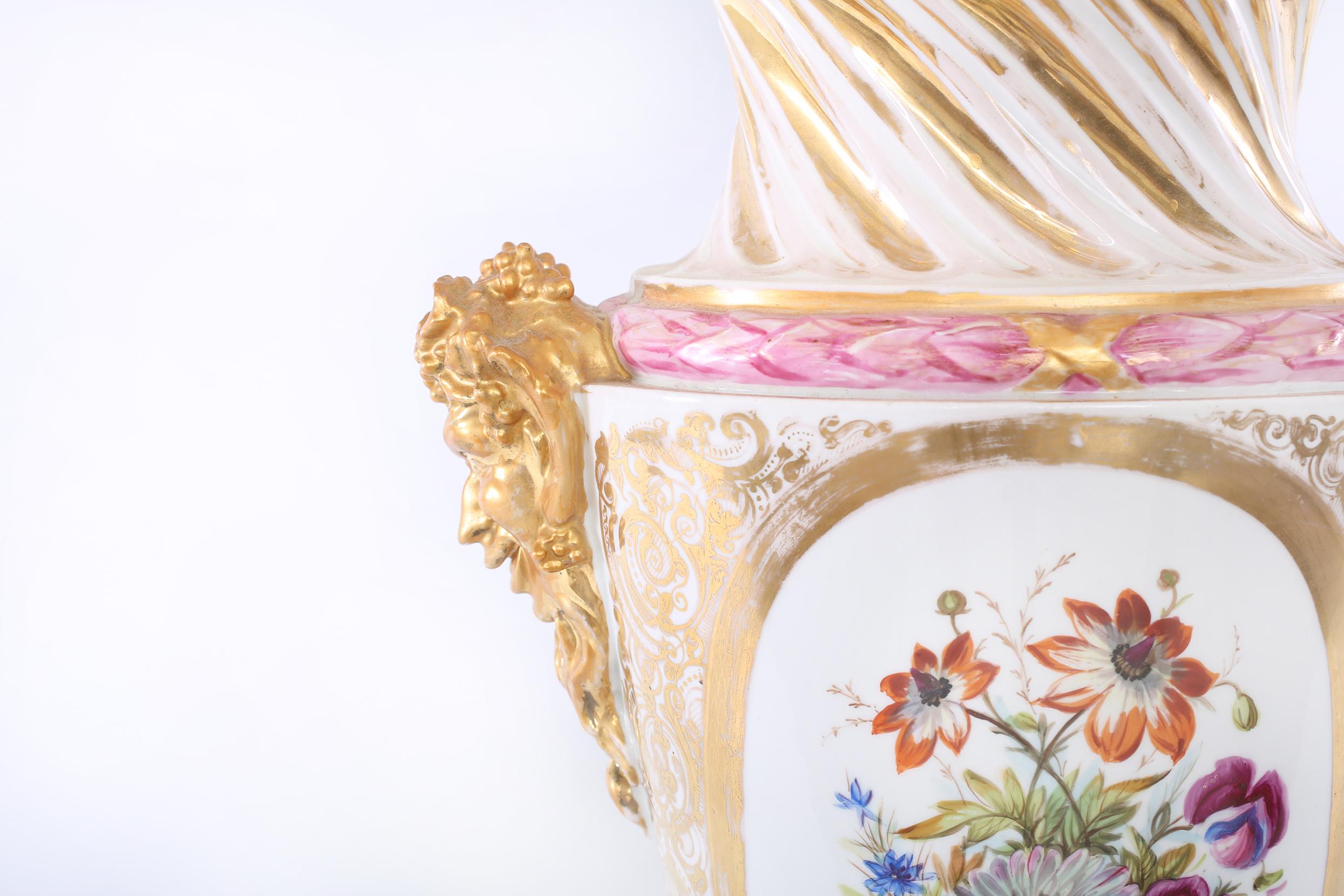 Grande paire de grandes lampes de bureau en porcelaine dorée du 19ème siècle en vente 3