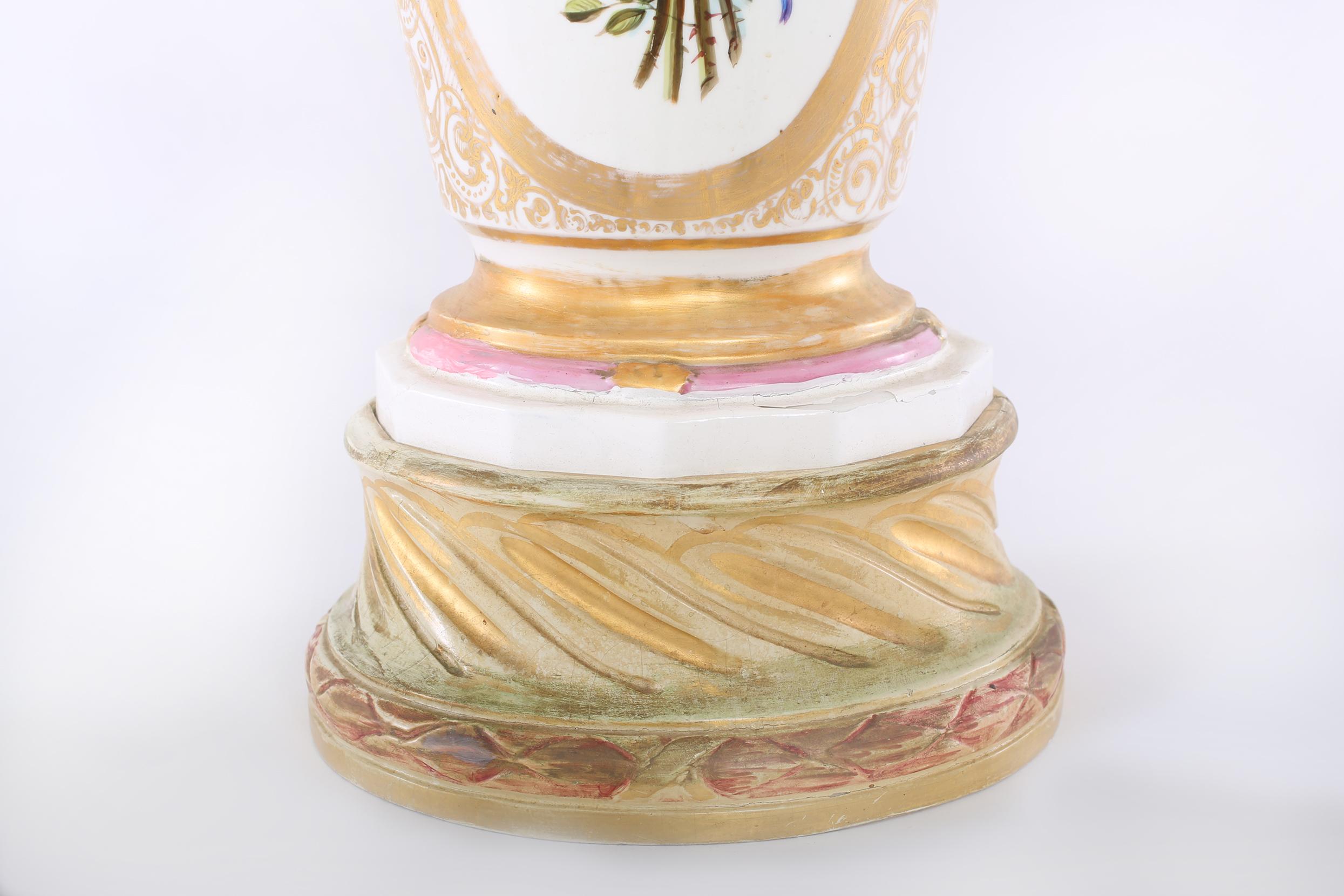 Grande paire de grandes lampes de bureau en porcelaine dorée du 19ème siècle en vente 4