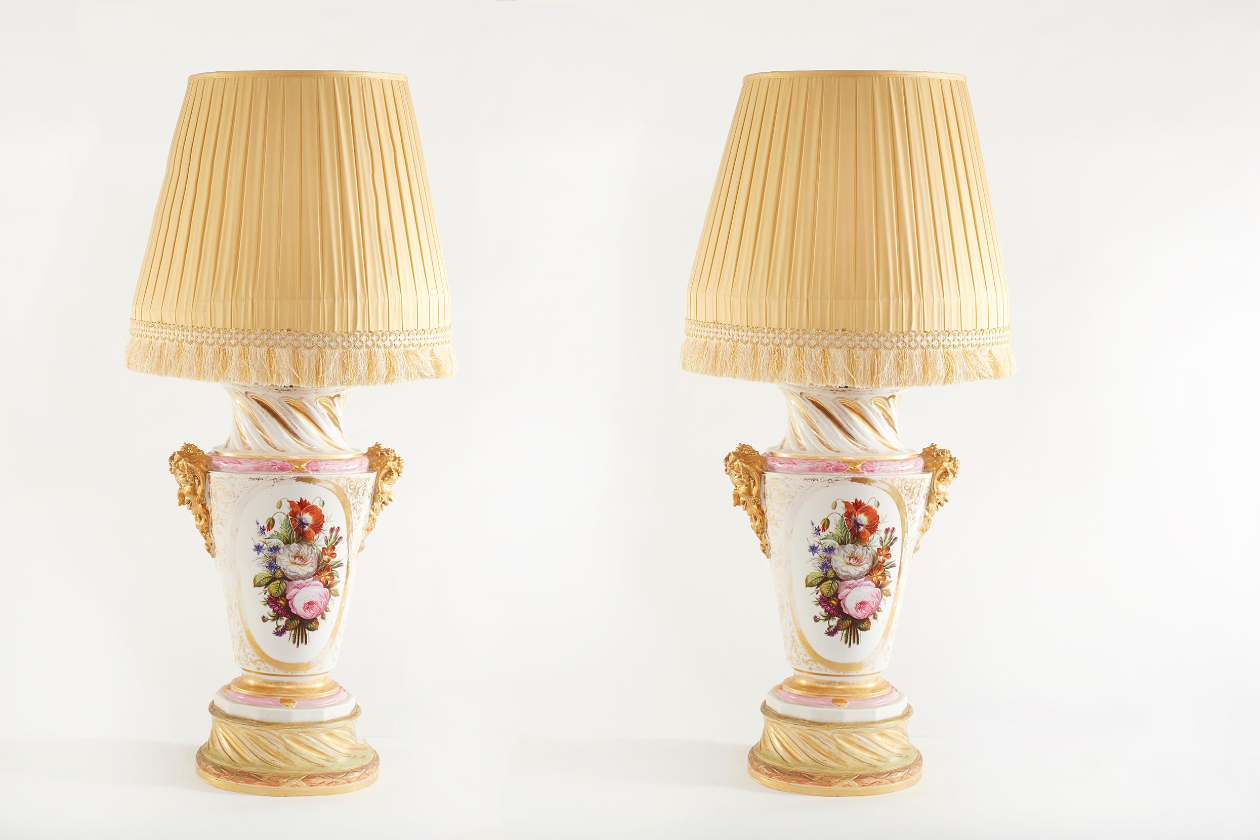 Grande paire de grandes lampes de bureau en porcelaine dorée du 19ème siècle en vente 5