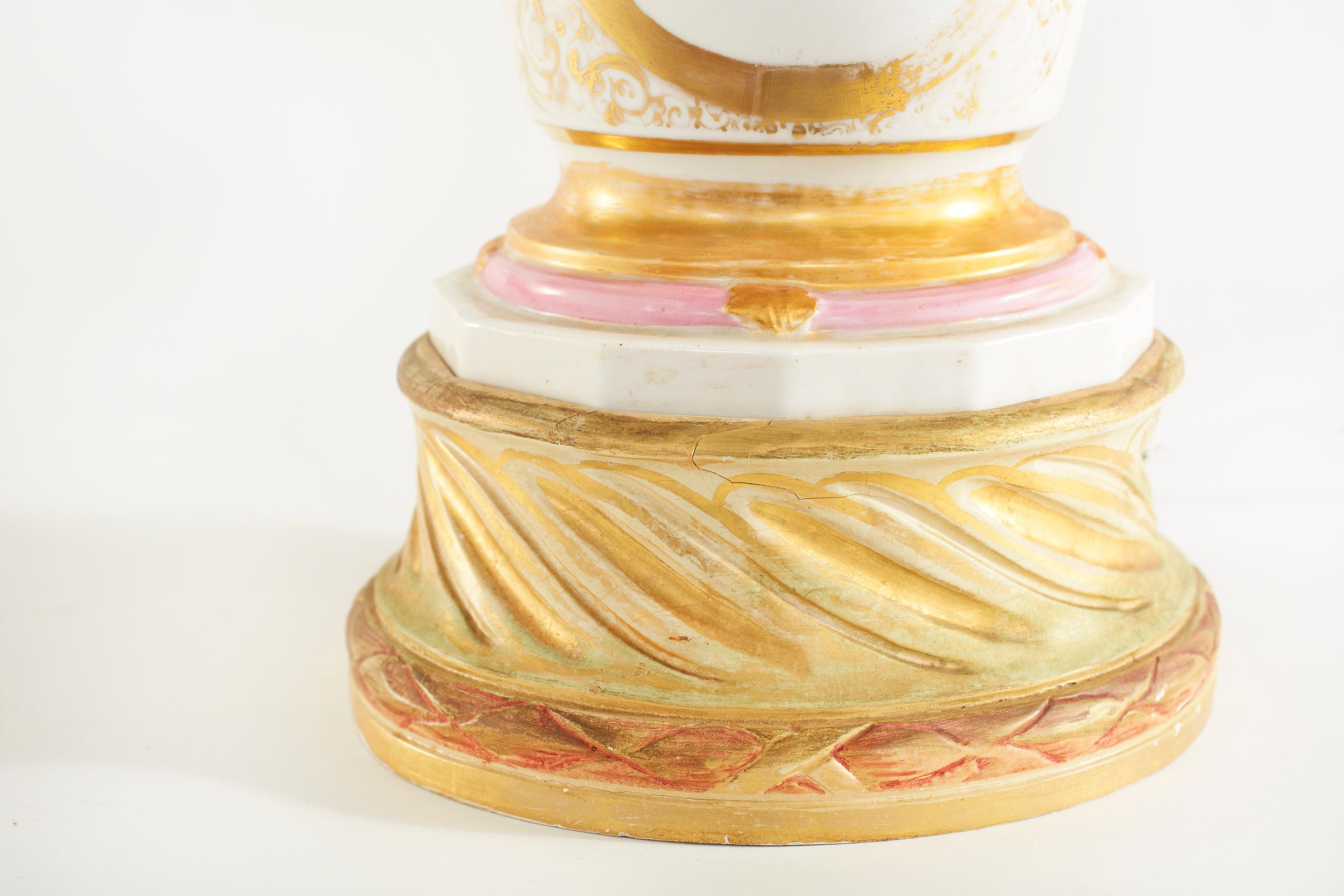 Fin du XIXe siècle Grande paire de grandes lampes de bureau en porcelaine dorée du 19ème siècle en vente