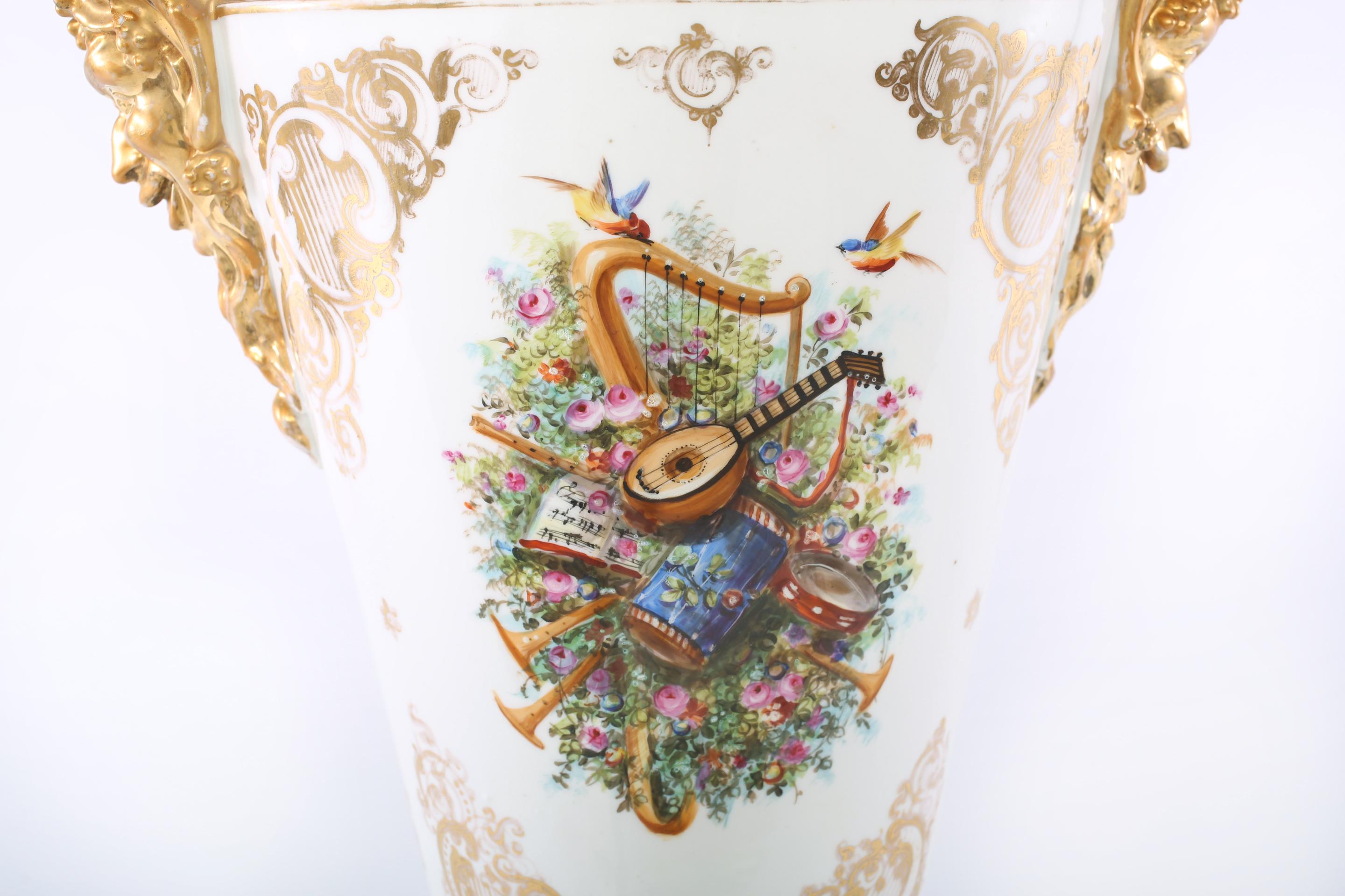 Gran pareja de lámparas de mesa de porcelana dorada del siglo XIX en venta 1