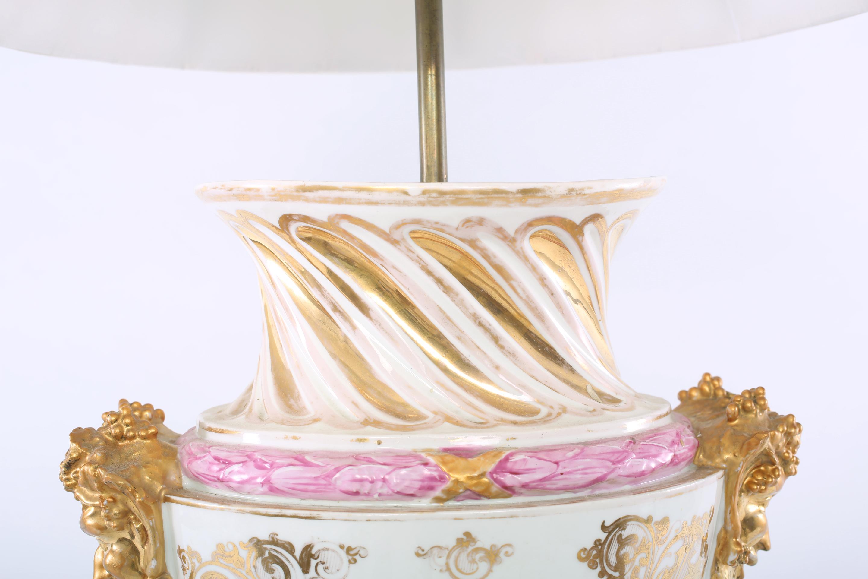 Grande paire de grandes lampes de bureau en porcelaine dorée du 19ème siècle en vente 2