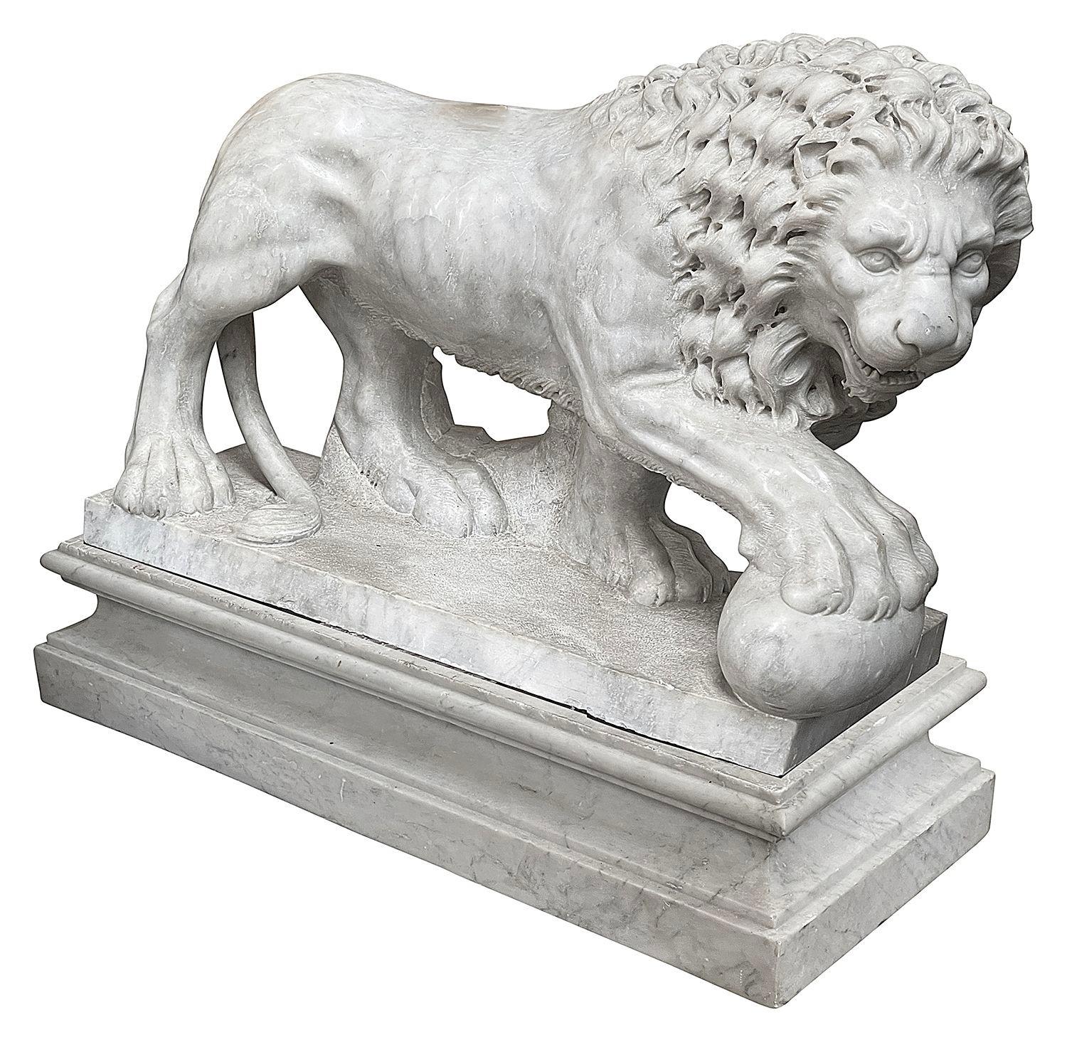 Paire impressionnante de statues italiennes en marbre Carrera du XIXe siècle représentant les Lions de Médicis, finement sculptées et reposant sur des socles, vers 1810.
 
 
Lot 73 62115 DNDKZZ