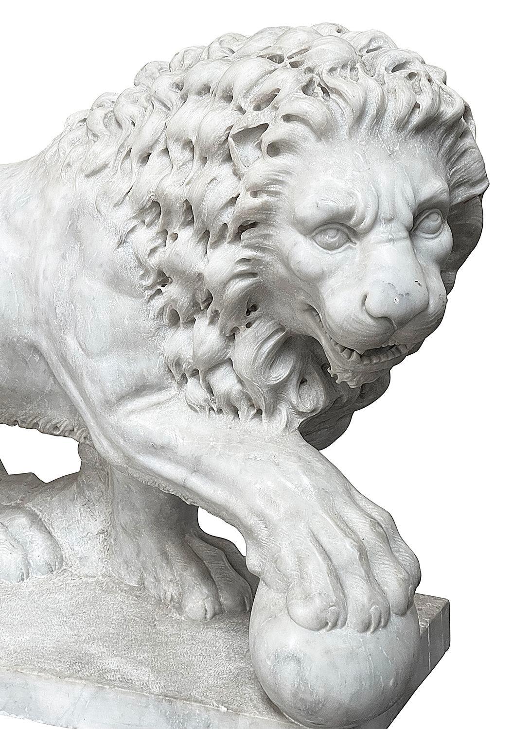 Sculpté à la main Grande paire de lions Médicis en marbre de Carrera du 19ème siècle. en vente
