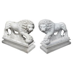 Grande paire de lions Médicis en marbre de Carrera du 19ème siècle.