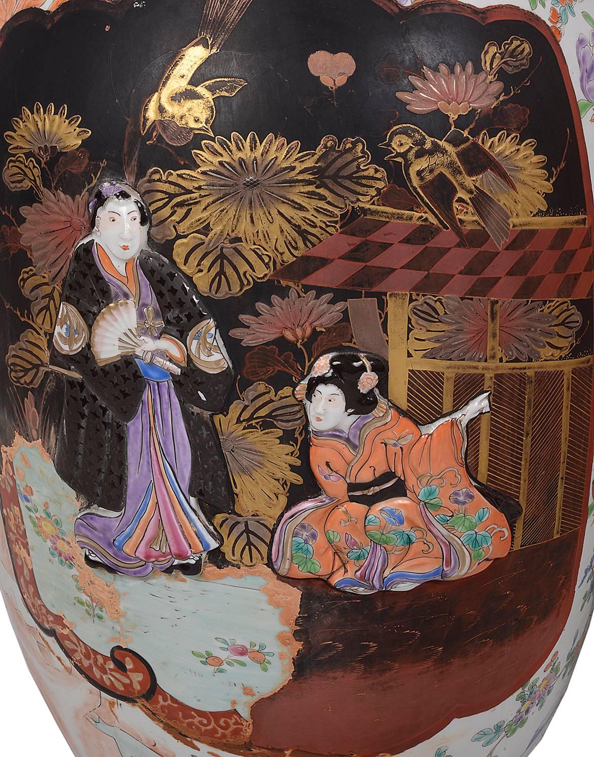Peint à la main Paire de grands vases en porcelaine japonaise Arita du 19ème siècle en vente