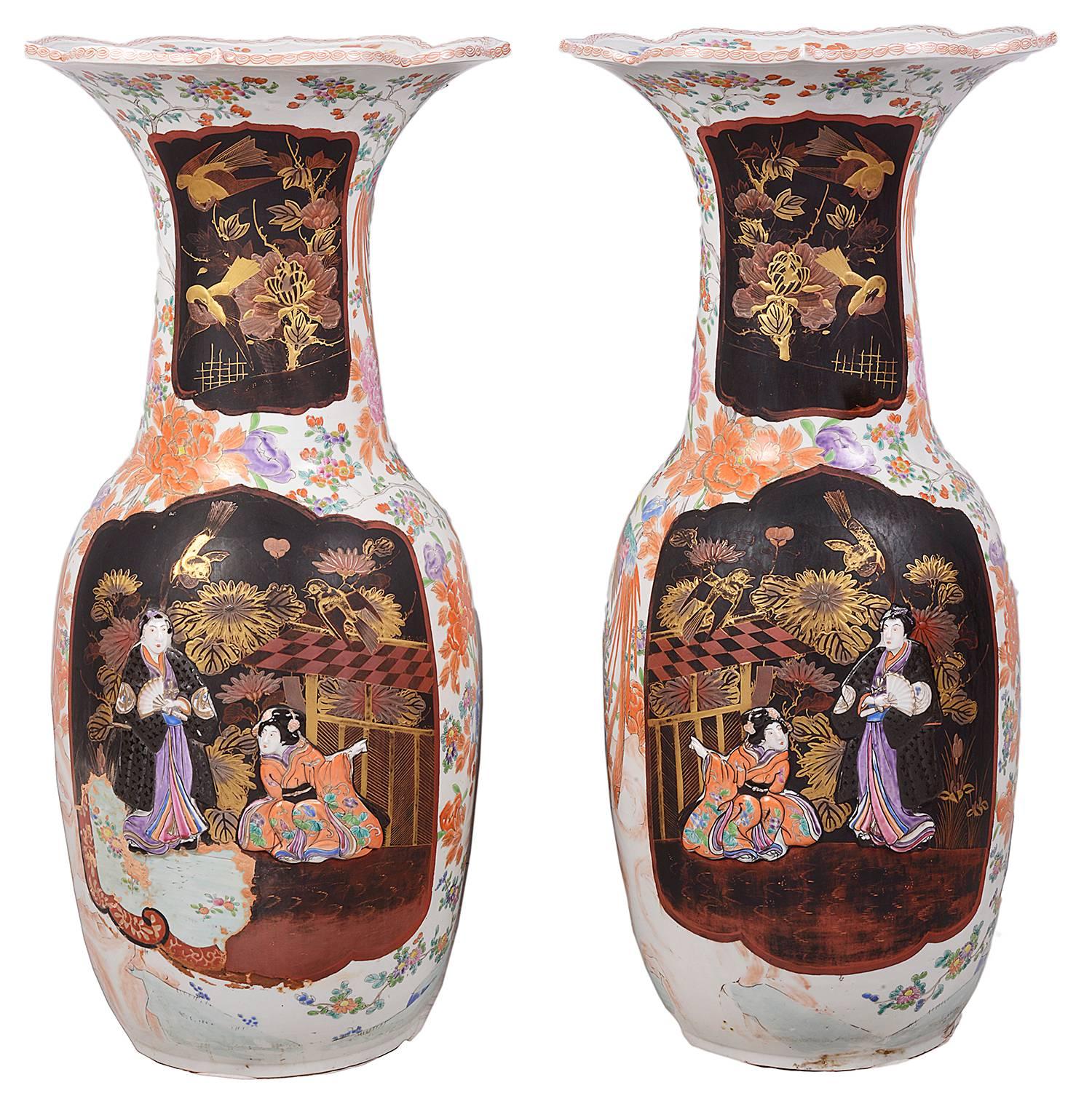 Paire de grands vases en porcelaine japonaise Arita du 19ème siècle
