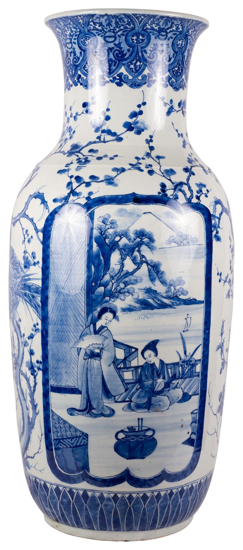 Ein sehr beeindruckendes Paar japanischer Vasen aus der Meiji-Periode (1868-1912) aus blauem und weißem Porzellan, jede mit wunderschönem klassischem Dekor am Hals und am Boden. Blütenbäume auf dem Boden und handgemalte Tafeln, auf denen