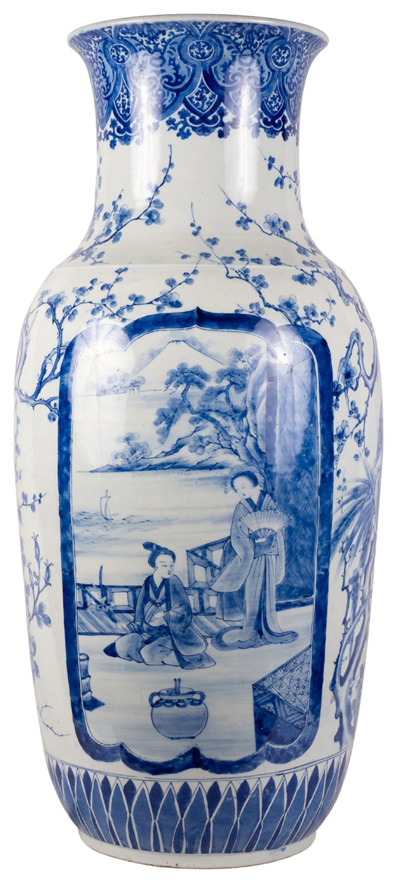 Großes Paar japanischer blau-weißer Vasen des 19. Jahrhunderts (Japonismus) im Angebot