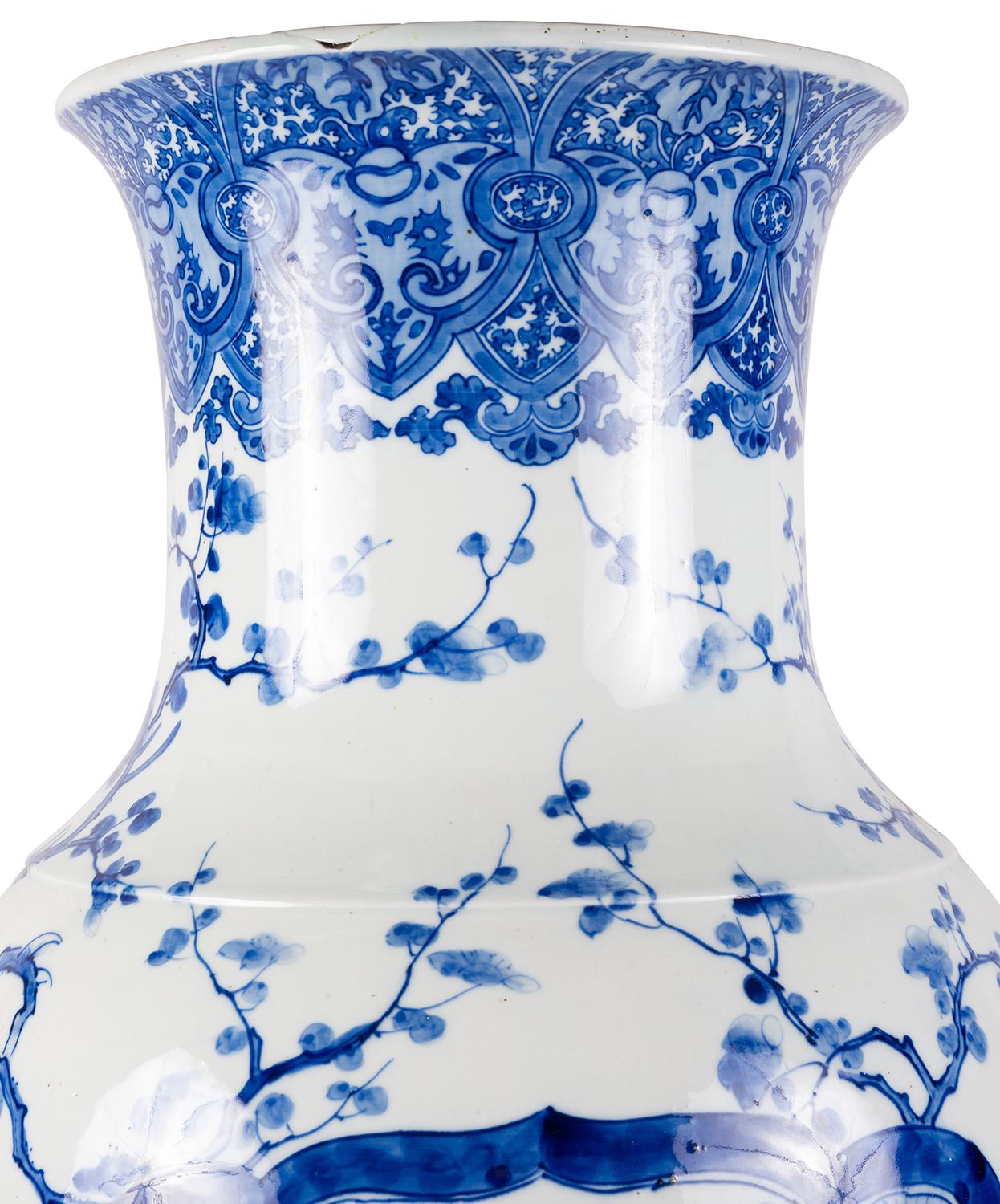 Großes Paar japanischer blau-weißer Vasen des 19. Jahrhunderts (Japanisch) im Angebot