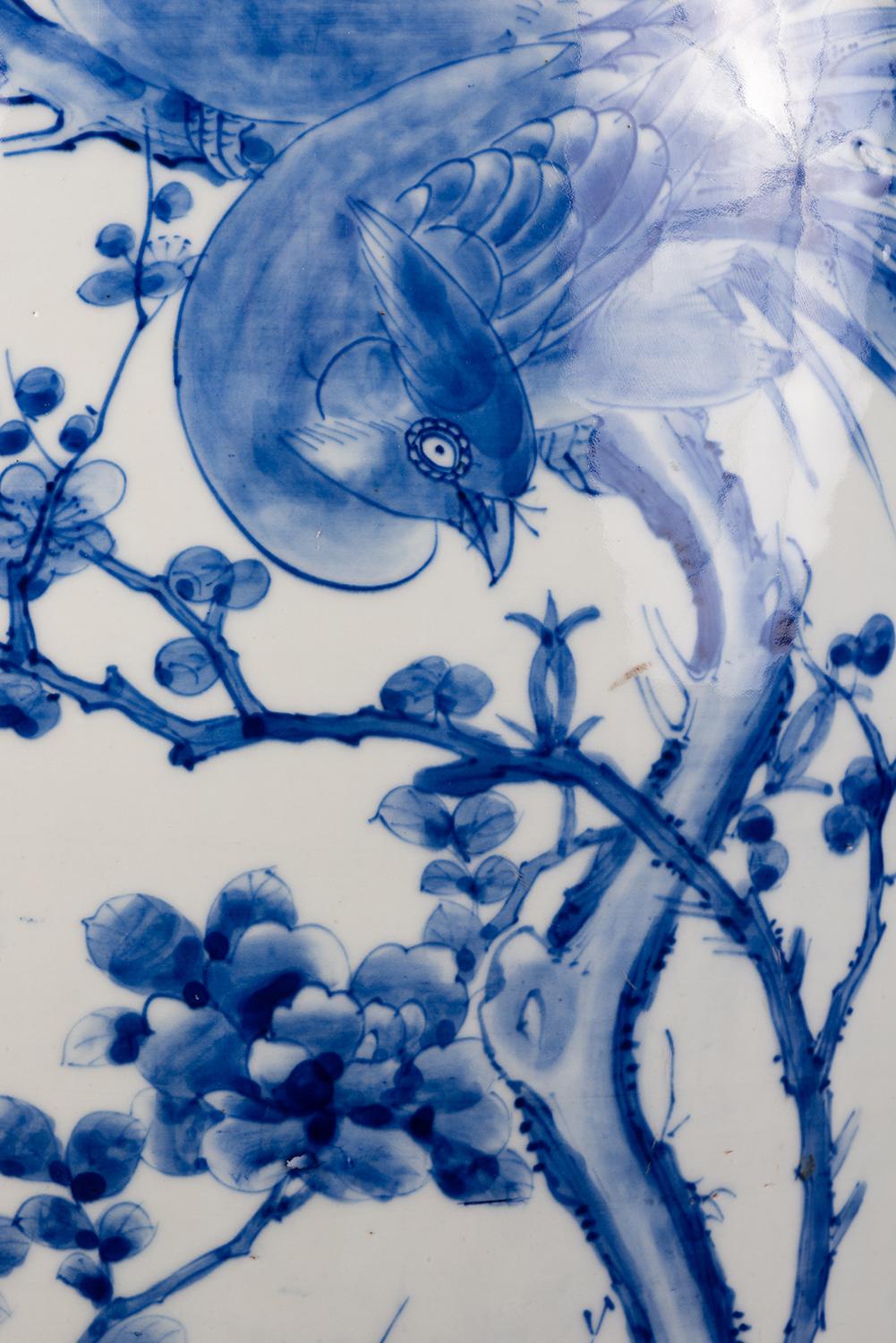 Großes Paar japanischer blau-weißer Vasen des 19. Jahrhunderts (Porzellan) im Angebot