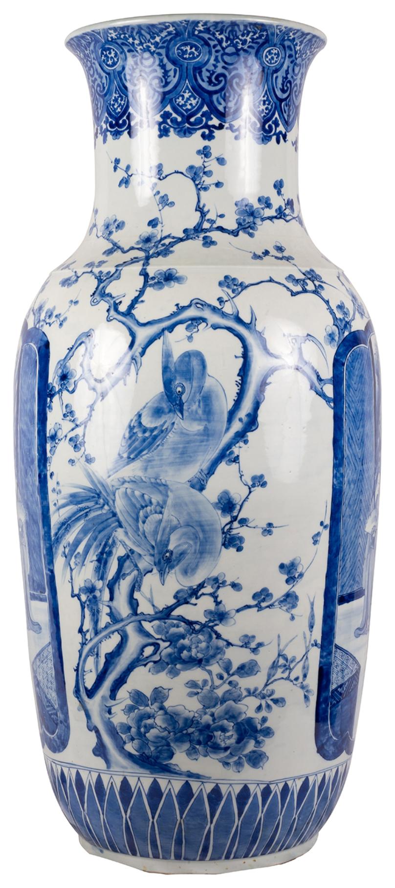 Großes Paar japanischer blau-weißer Vasen des 19. Jahrhunderts im Angebot 1