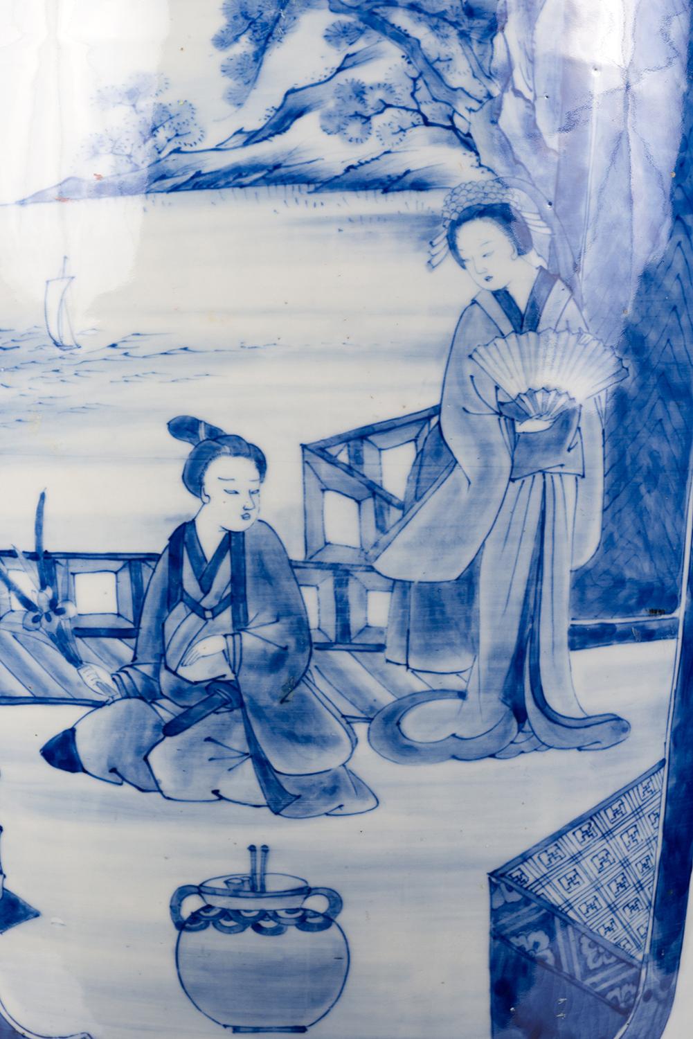 Großes Paar japanischer blau-weißer Vasen des 19. Jahrhunderts im Angebot 2