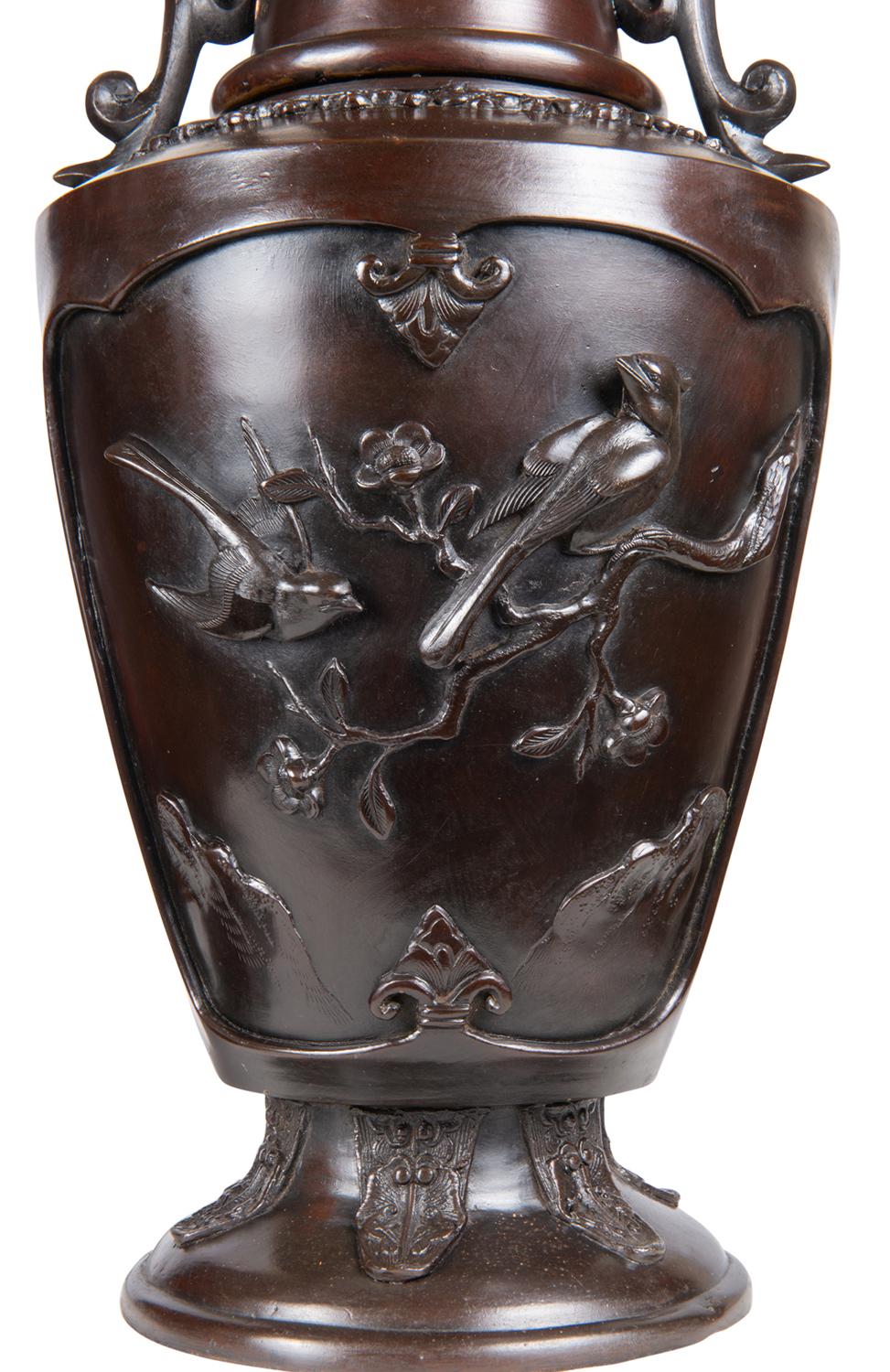 Patiné Grande paire de vases / lampes japonais en bronze du 19ème siècle en vente