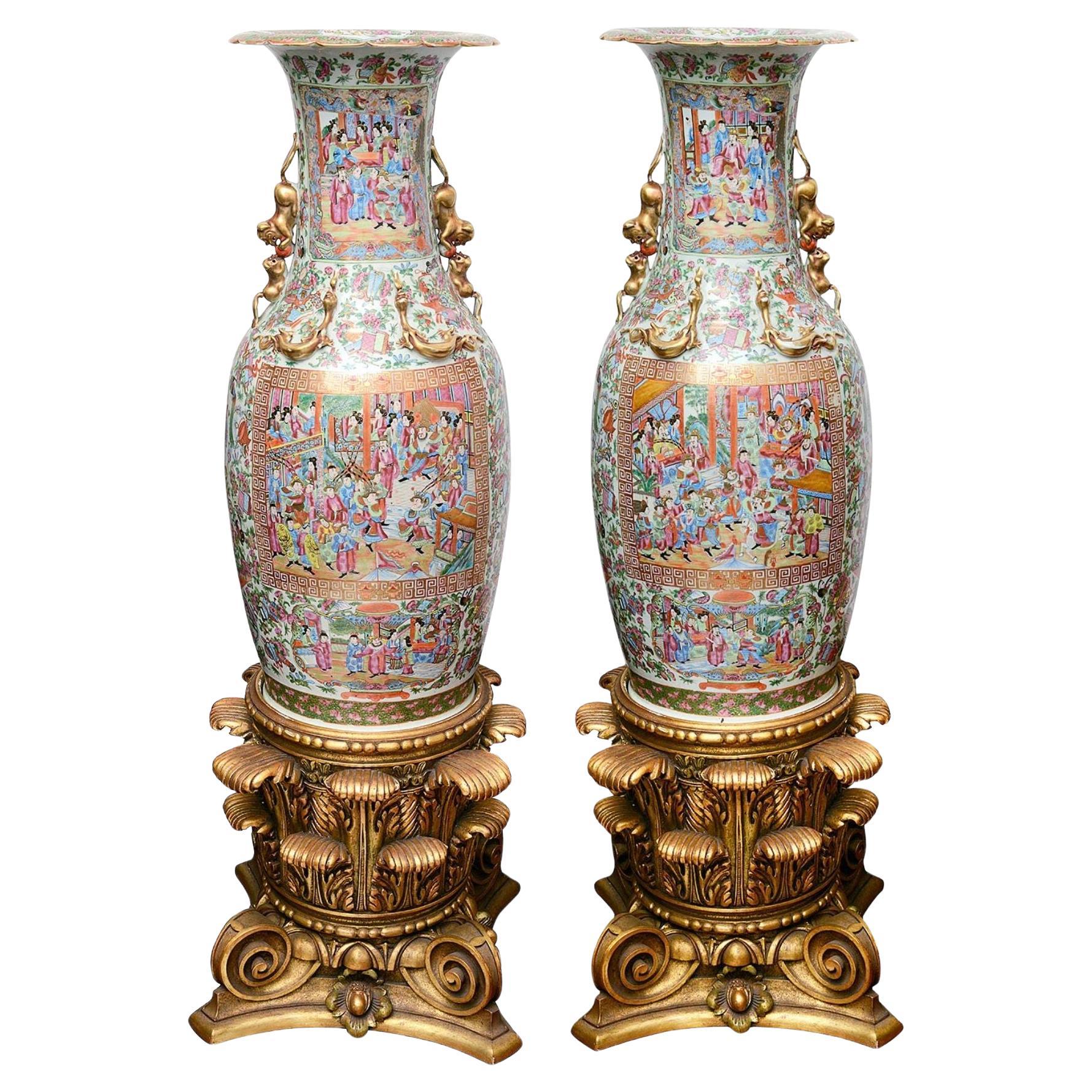 Grande paire de vases à médaillons roses du 19ème siècle sur pied.