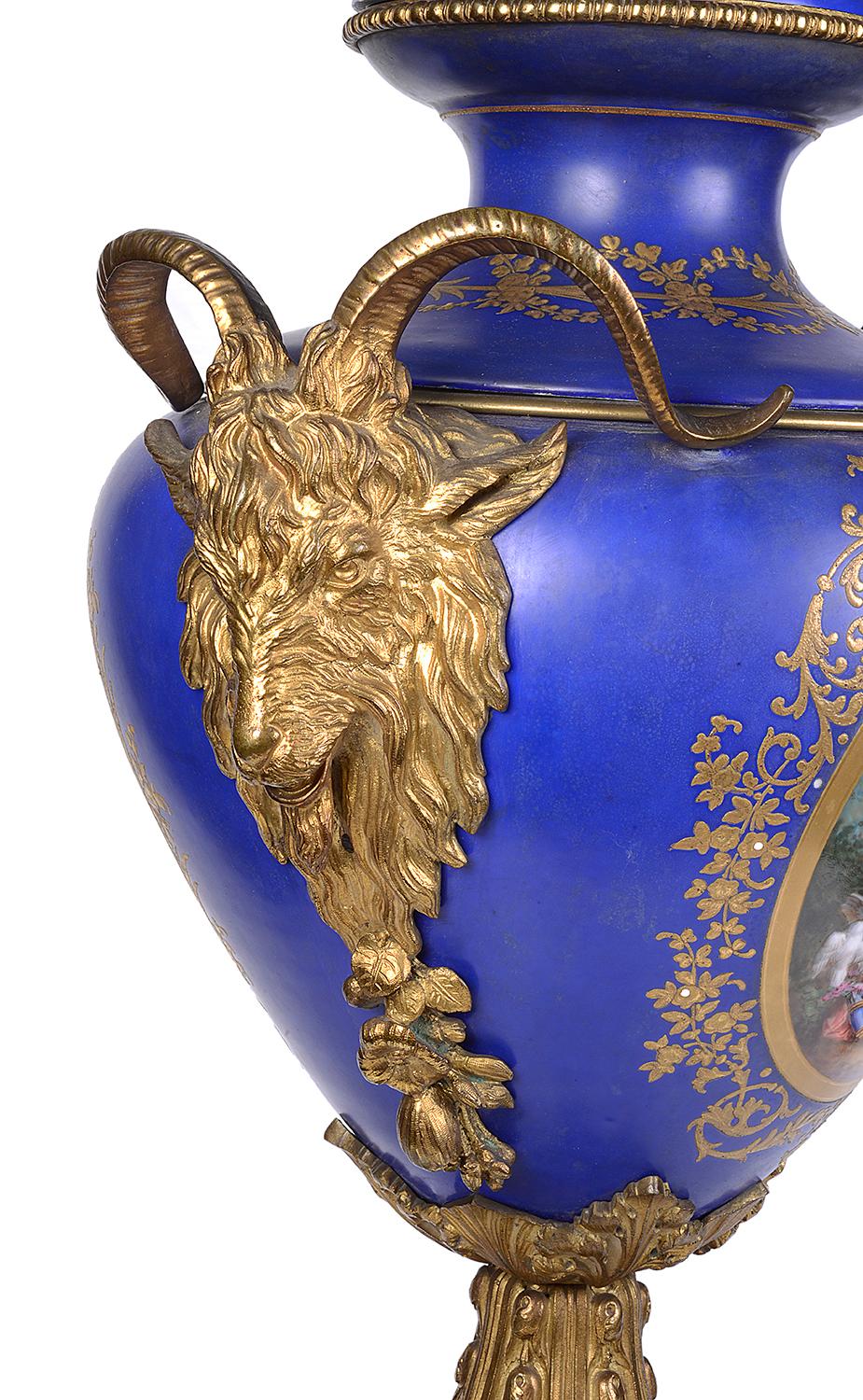 Grande coppia di vasi con coperchio in stile Sevres del XIX secolo in vendita 3