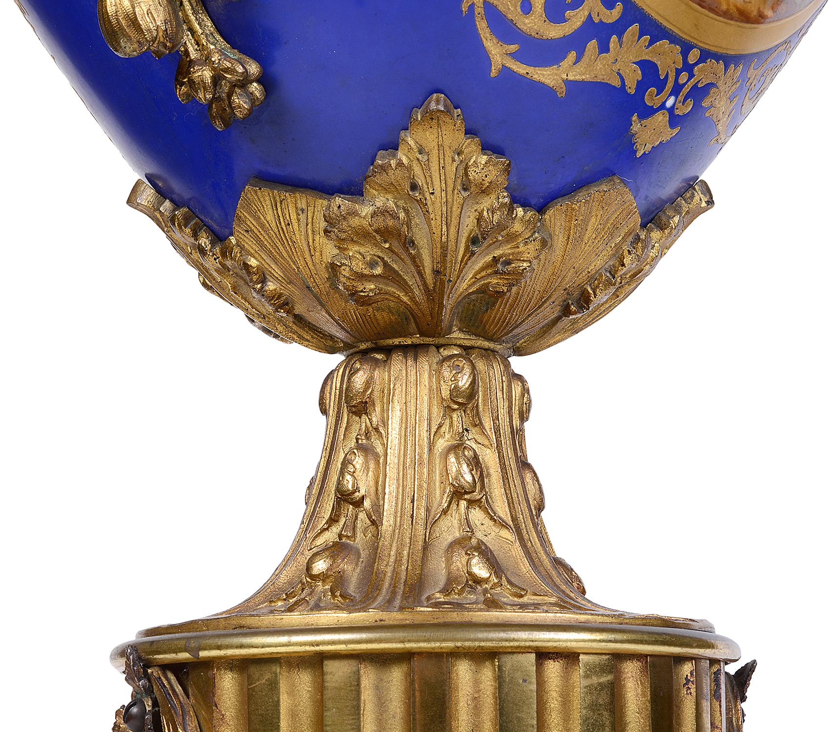 Grande coppia di vasi con coperchio in stile Sevres del XIX secolo in vendita 4