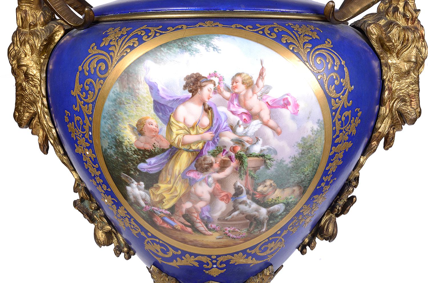 Dorato Grande coppia di vasi con coperchio in stile Sevres del XIX secolo in vendita