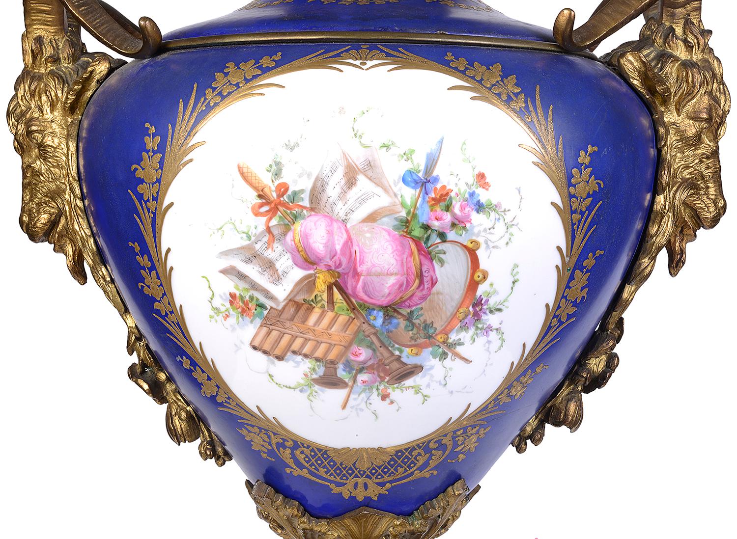 Grande coppia di vasi con coperchio in stile Sevres del XIX secolo in vendita 1