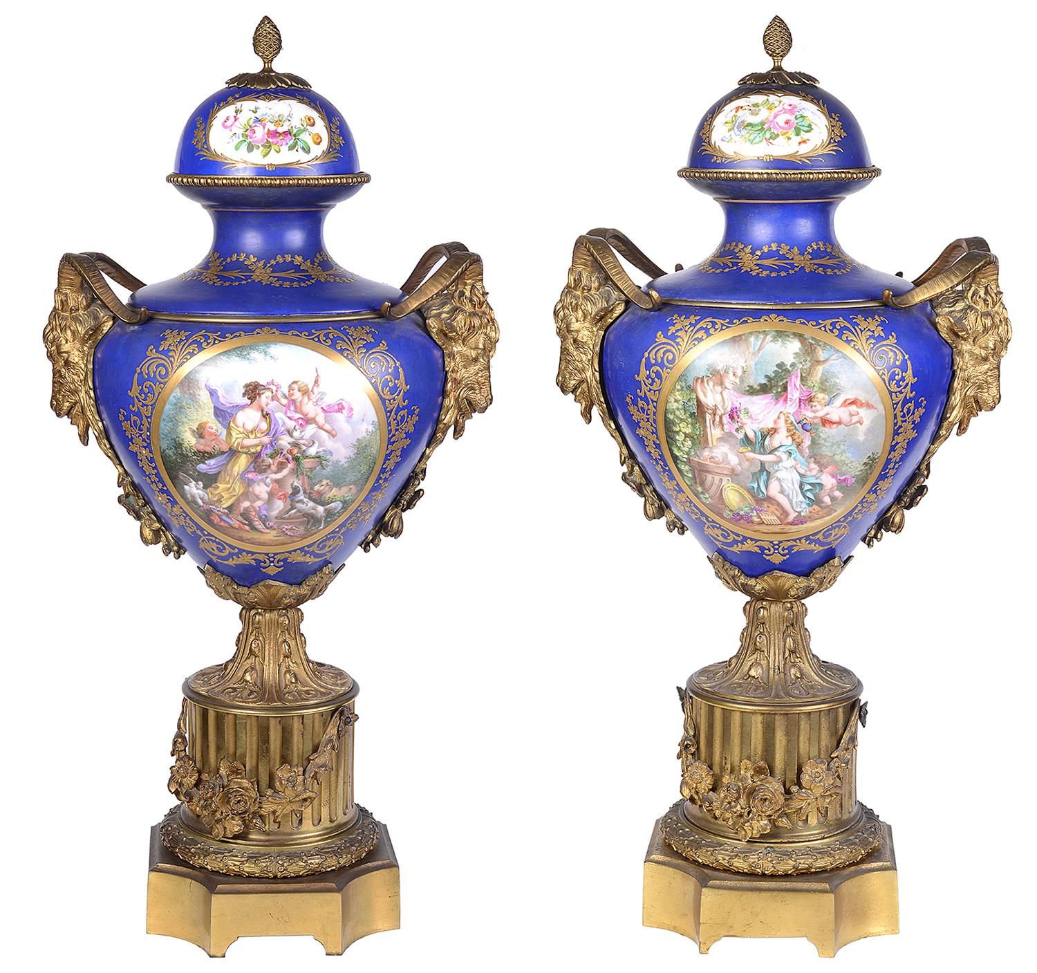 Großes Paar Vasen mit Deckel im Sevres-Stil des 19. Jahrhunderts