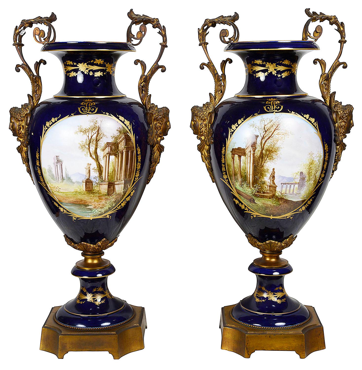 Francese Grande coppia di vasi in stile Sevres del XIX secolo in vendita