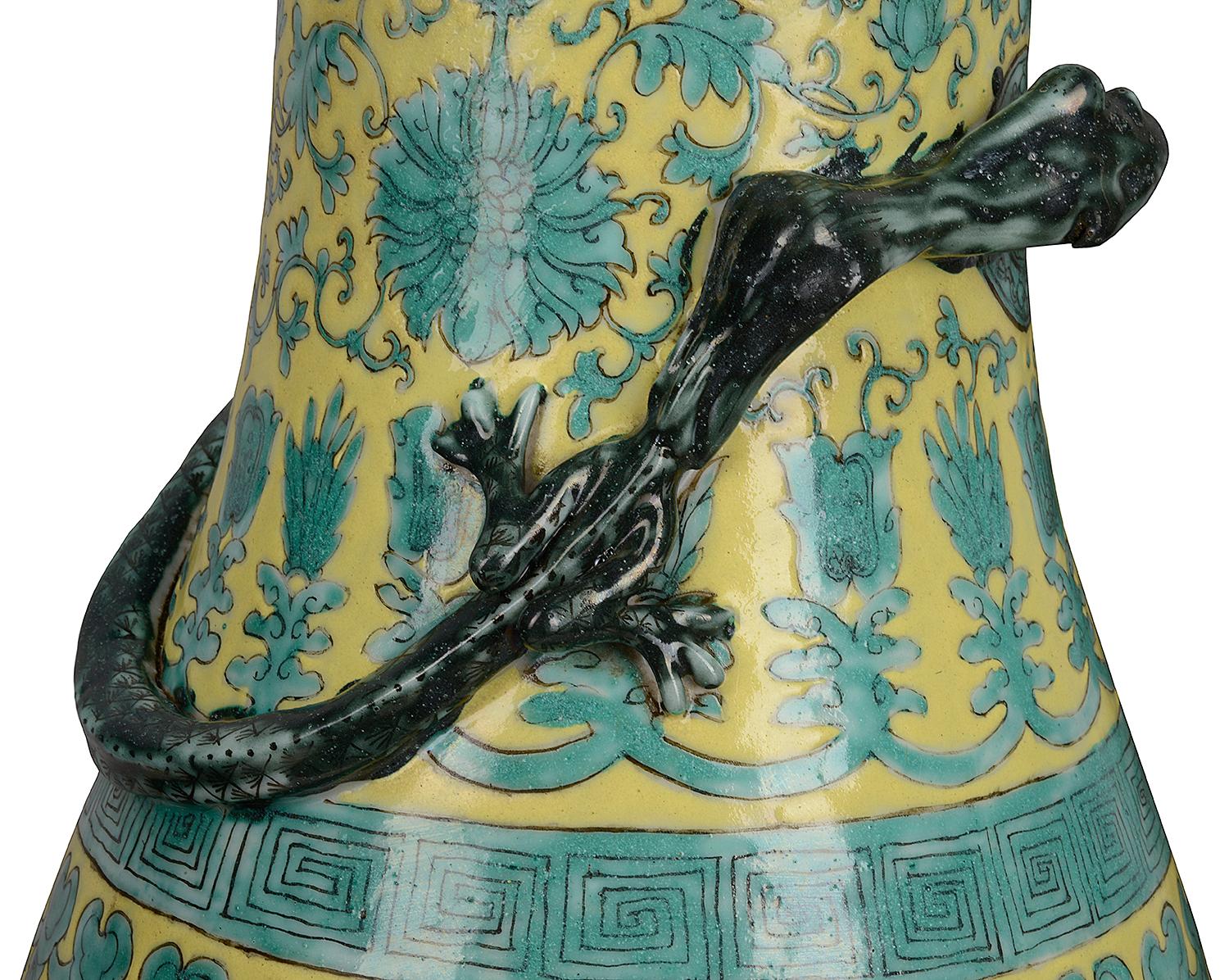 Exportation chinoise Grande paire de vases/lampes chinois du 19e siècle à fond jaune et vert en vente