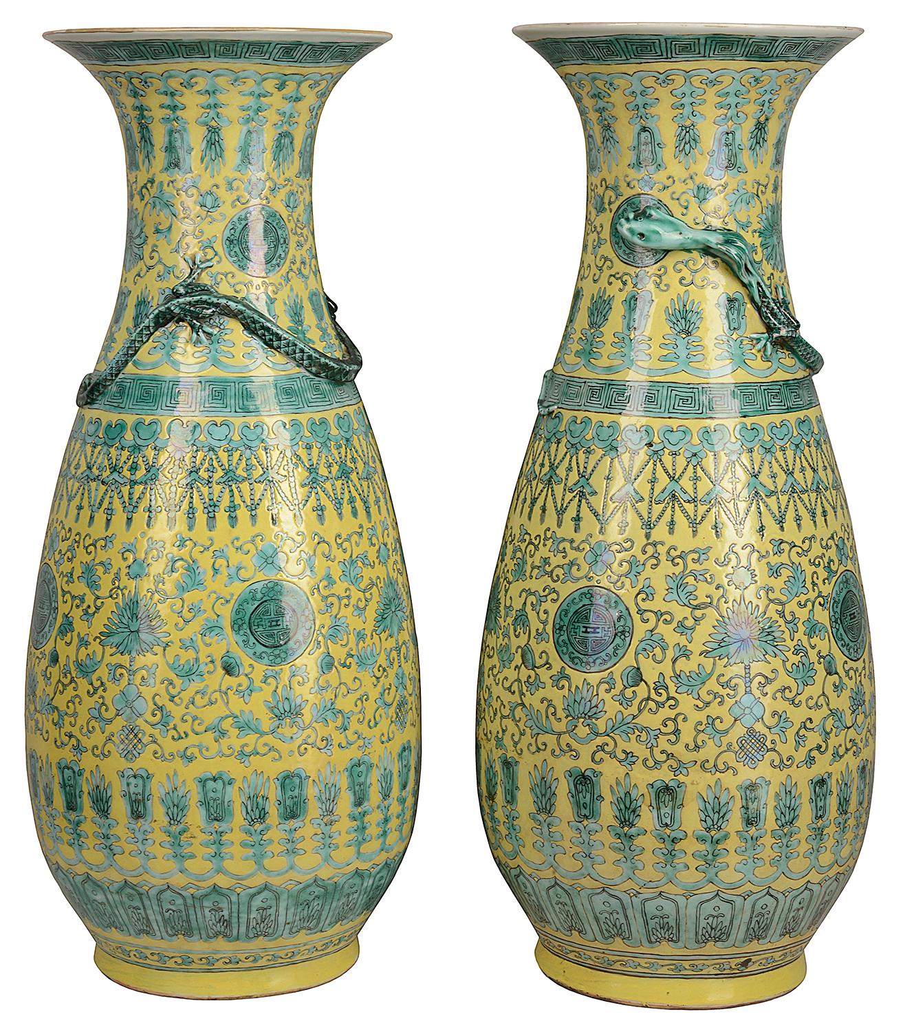 Chinois Grande paire de vases/lampes chinois du 19e siècle à fond jaune et vert en vente