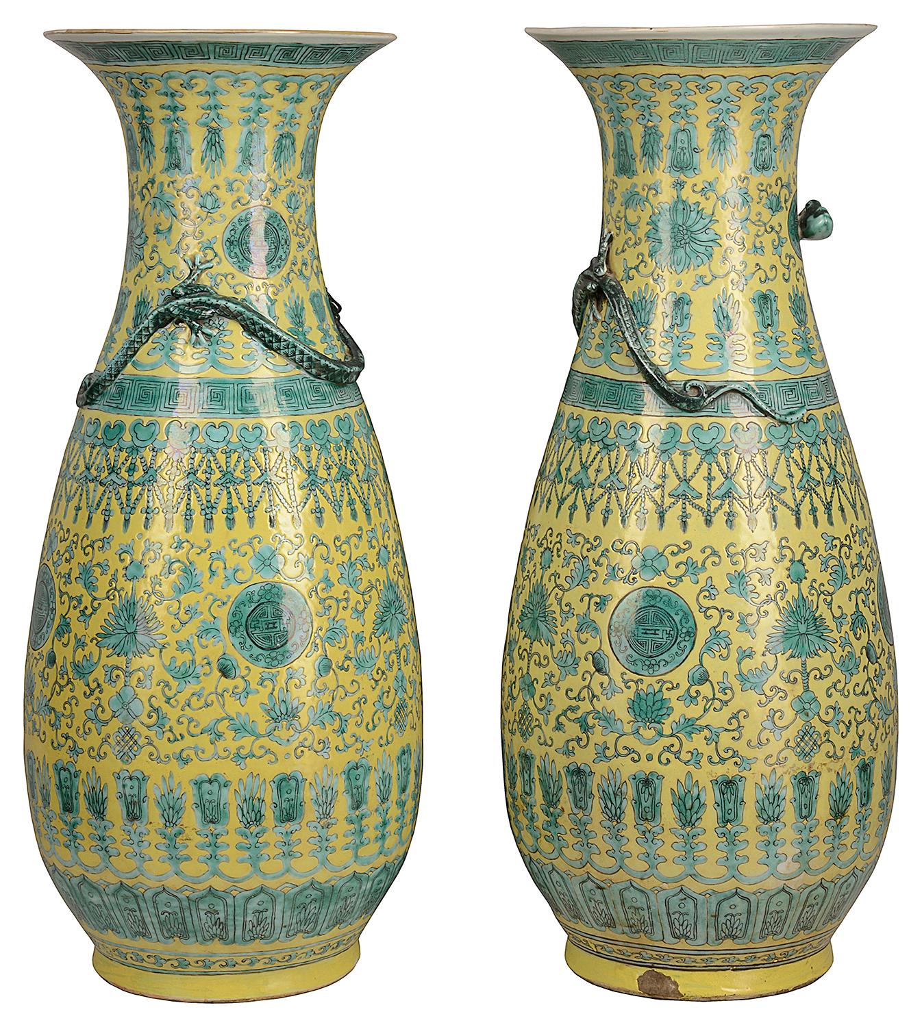 Peint à la main Grande paire de vases/lampes chinois du 19e siècle à fond jaune et vert en vente