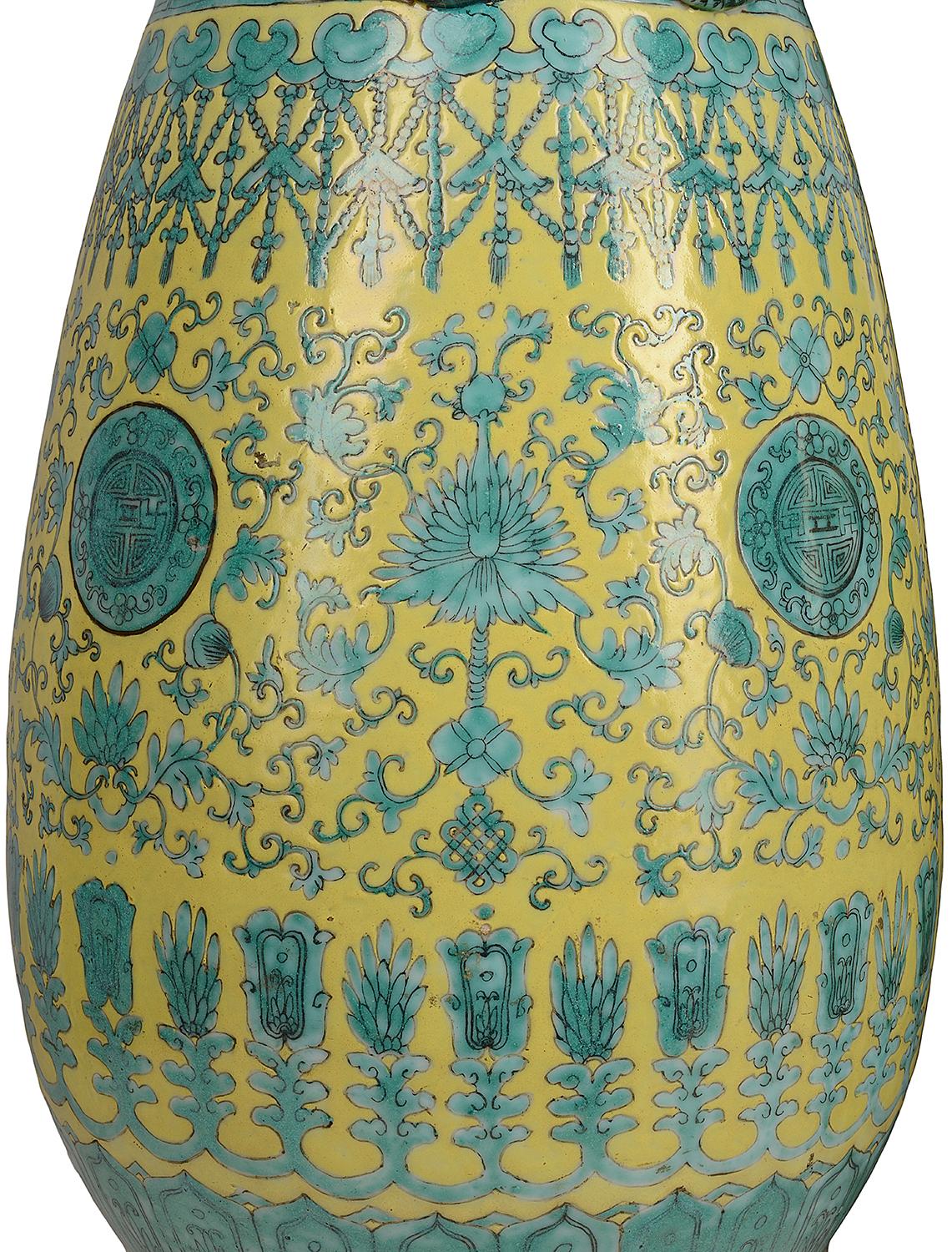 XIXe siècle Grande paire de vases/lampes chinois du 19e siècle à fond jaune et vert en vente
