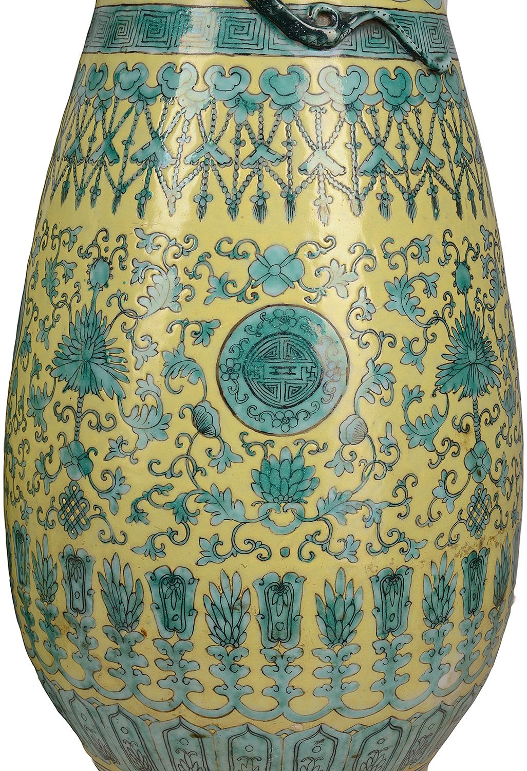 Porcelaine Grande paire de vases/lampes chinois du 19e siècle à fond jaune et vert en vente
