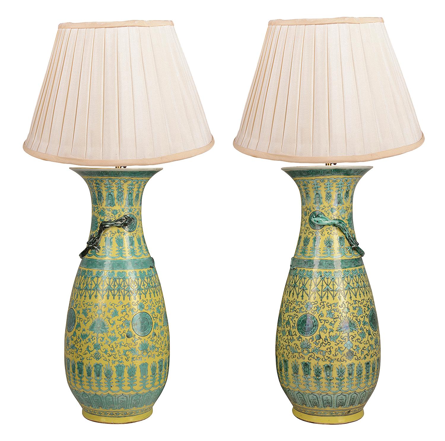Grande paire de vases/lampes chinois du 19e siècle à fond jaune et vert en vente 1