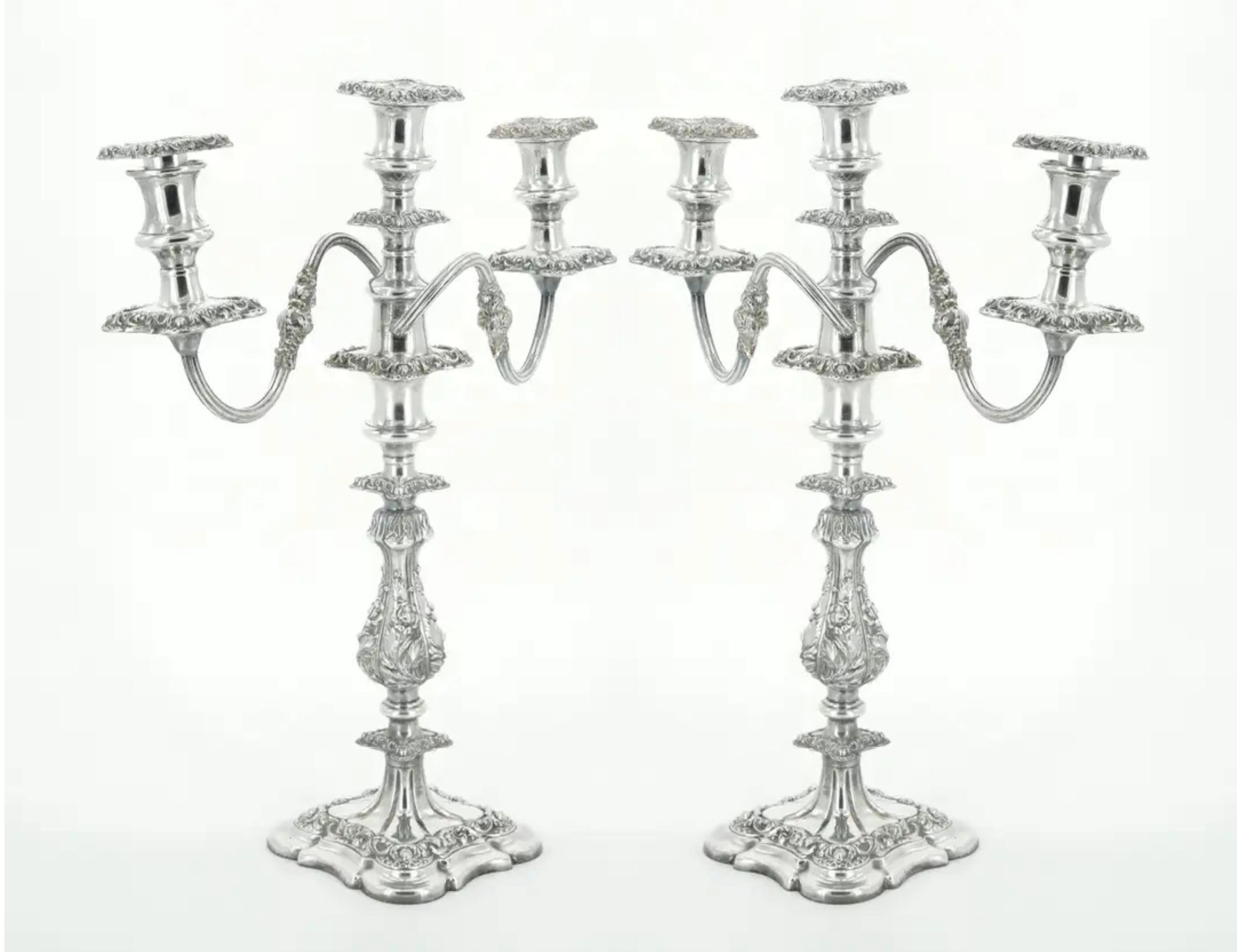 Tauchen Sie ein in die Pracht der Mitte des 19. Jahrhunderts mit unserem Paar edwardianischer Silberbleche im George III Stil mit drei Lichtern und einem Kandelaber. Dieses außergewöhnliche Duo strahlt Opulenz aus und zeigt mit seinen kunstvollen