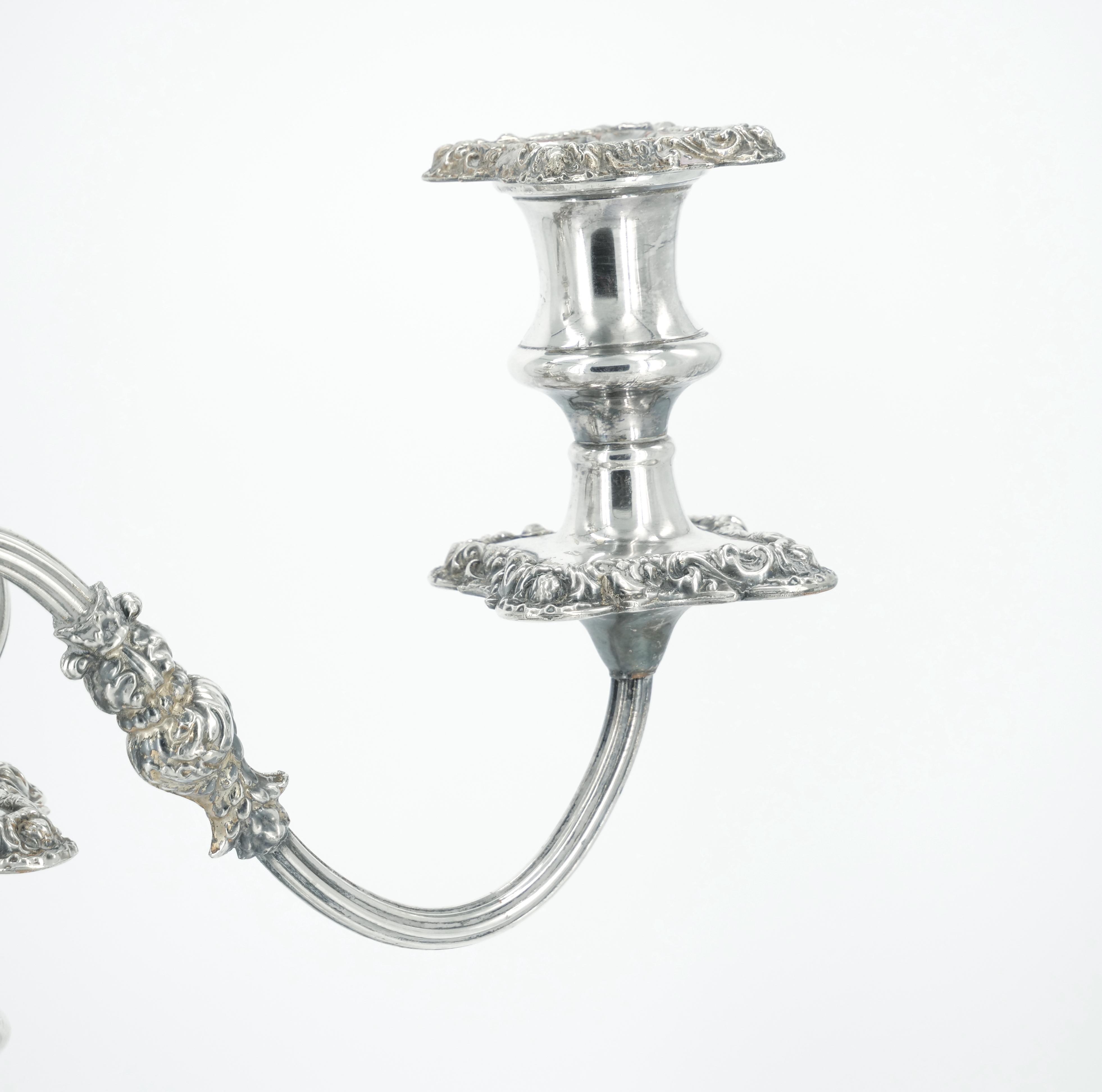 Plaqué argent Grande paire de candélabres édouardiens anciens à trois lumières en métal argenté  en vente