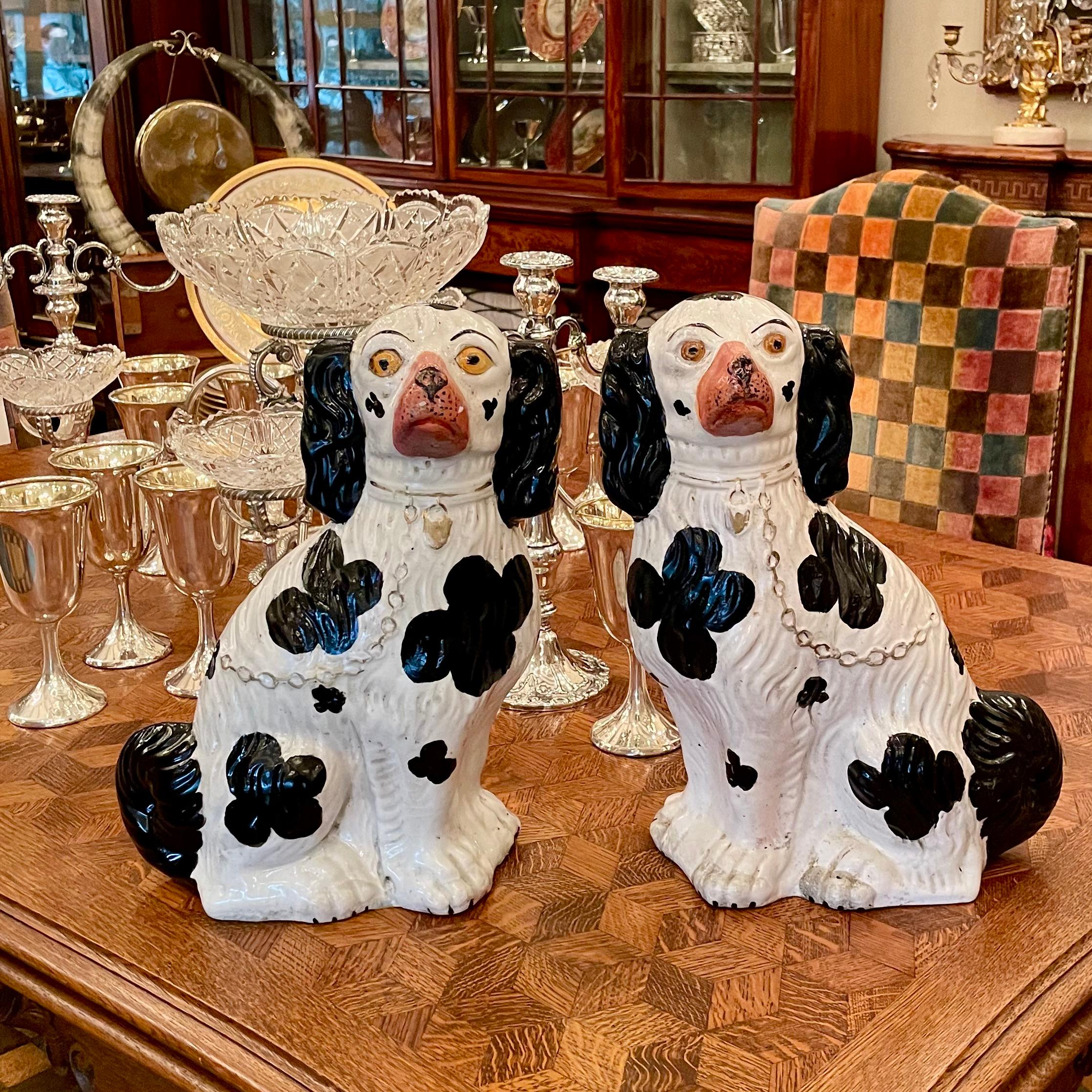 Pareja Grande Antiguo Spaniel Inglés de Cerámica Staffordshire Blanco y Negro Ca. 1870 en venta 5