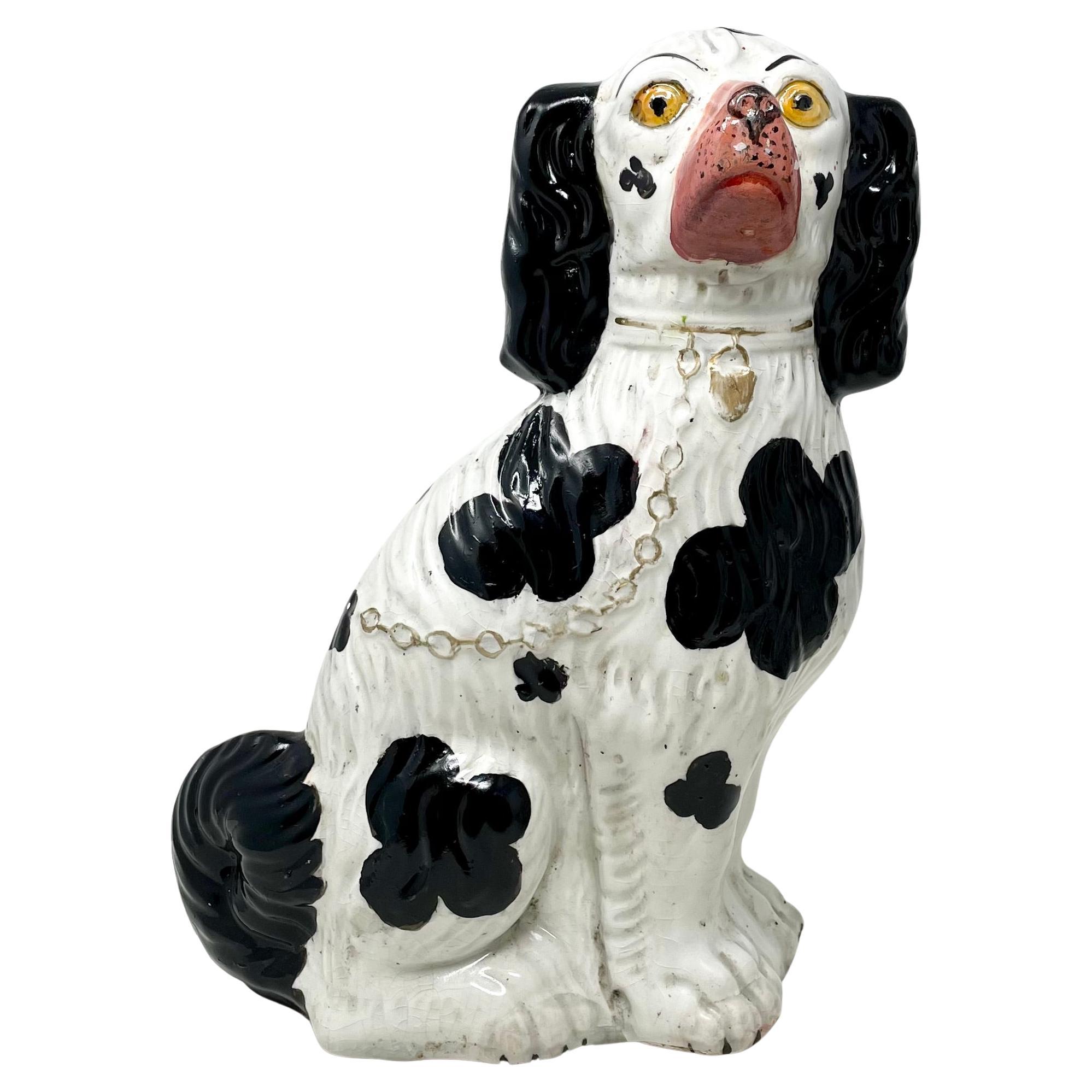Pareja grande de perros spaniel ingleses antiguos de cerámica de Staffordshire en blanco y negro, hacia 1870-1880.