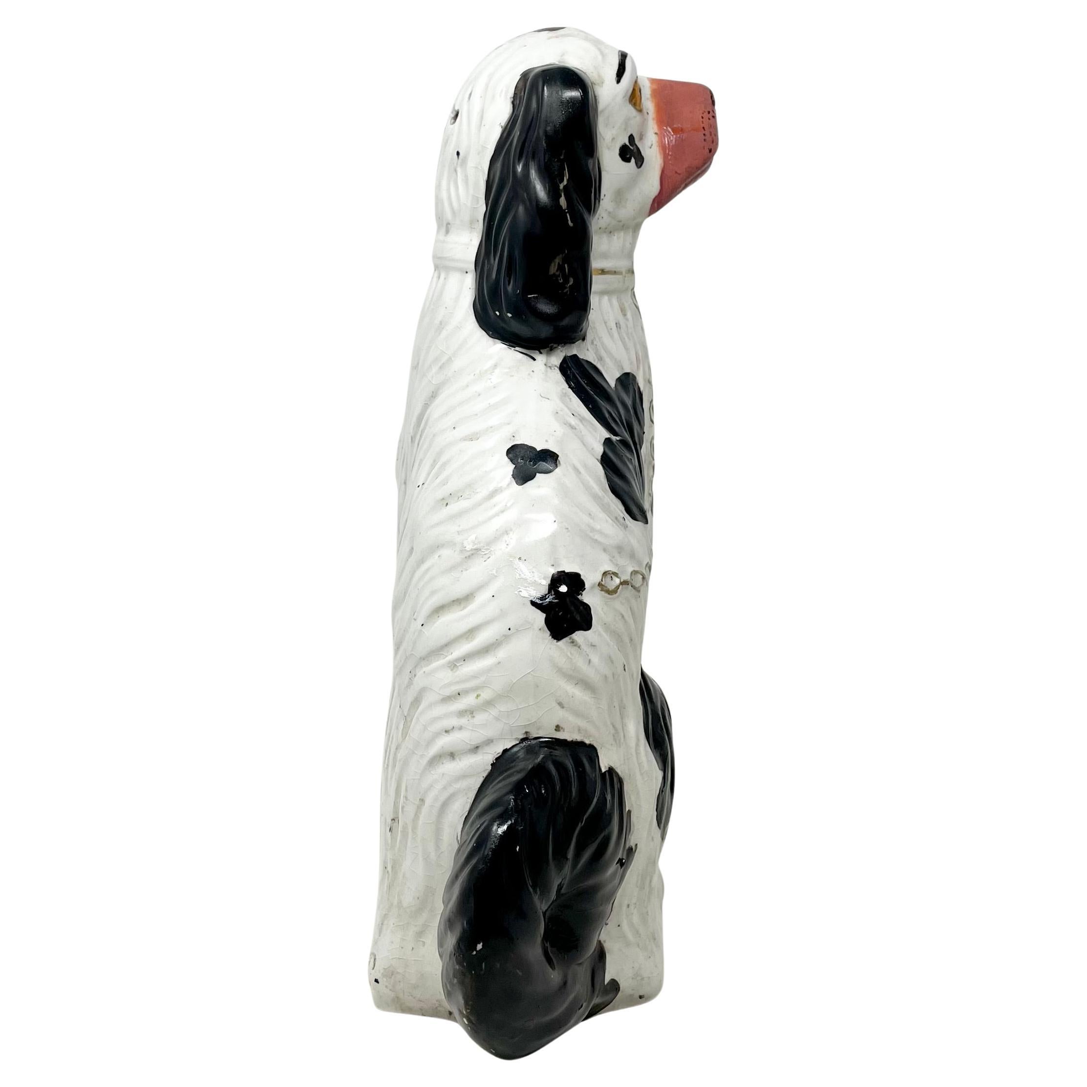 Pareja Grande Antiguo Spaniel Inglés de Cerámica Staffordshire Blanco y Negro Ca. 1870 en Bueno estado para la venta en New Orleans, LA