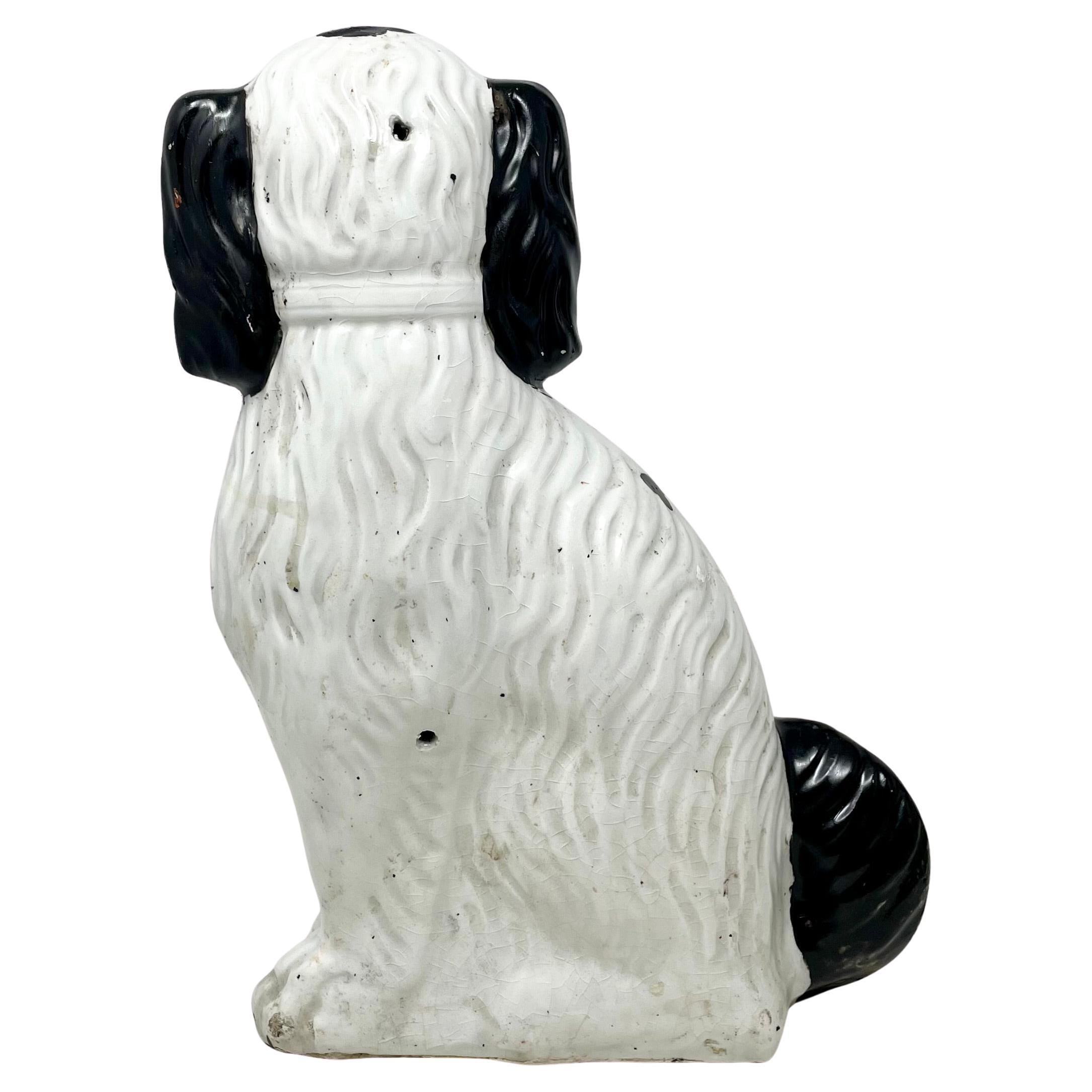 Pareja Grande Antiguo Spaniel Inglés de Cerámica Staffordshire Blanco y Negro Ca. 1870 siglo XIX en venta