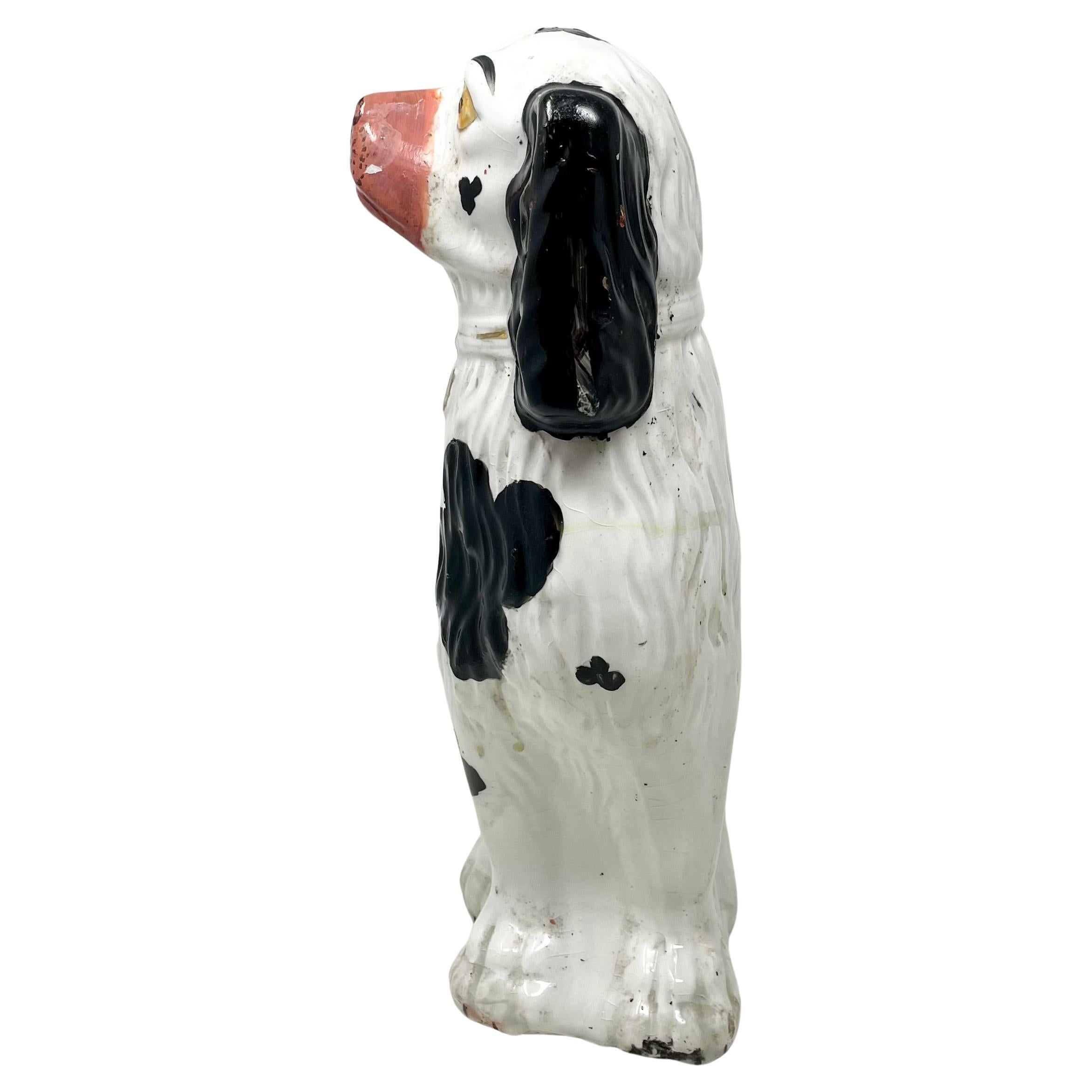 Pareja Grande Antiguo Spaniel Inglés de Cerámica Staffordshire Blanco y Negro Ca. 1870 Alfarería en venta