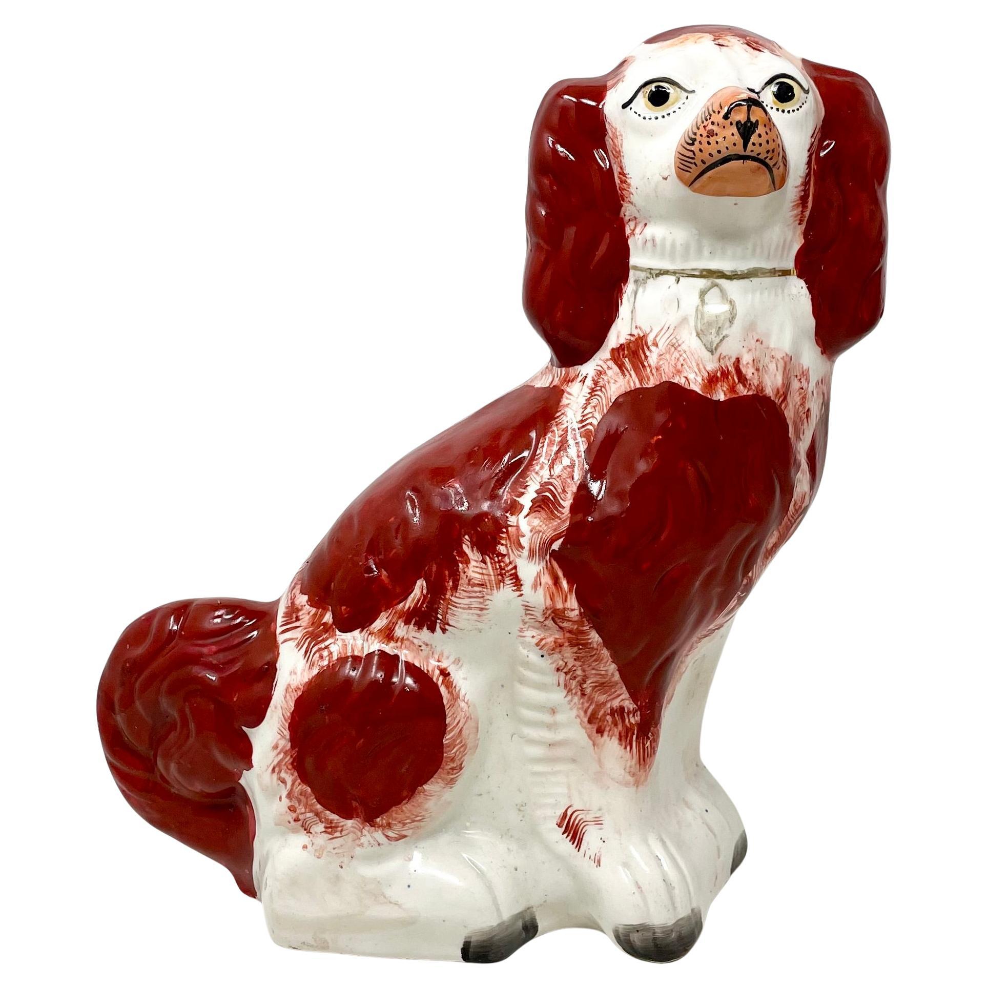 Gran pareja de perros antiguos de cerámica inglesa de Staffordshire de King Charles spaniels. Porcelana roja-naranja y blanca con bonitos cuellos, hacia 1870-1880.