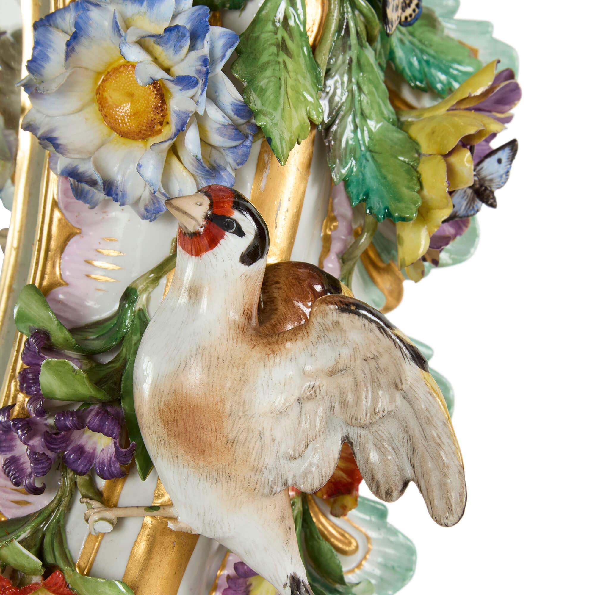 Grande coppia di specchi antichi in porcellana in stile rococò con fiori in vendita 4
