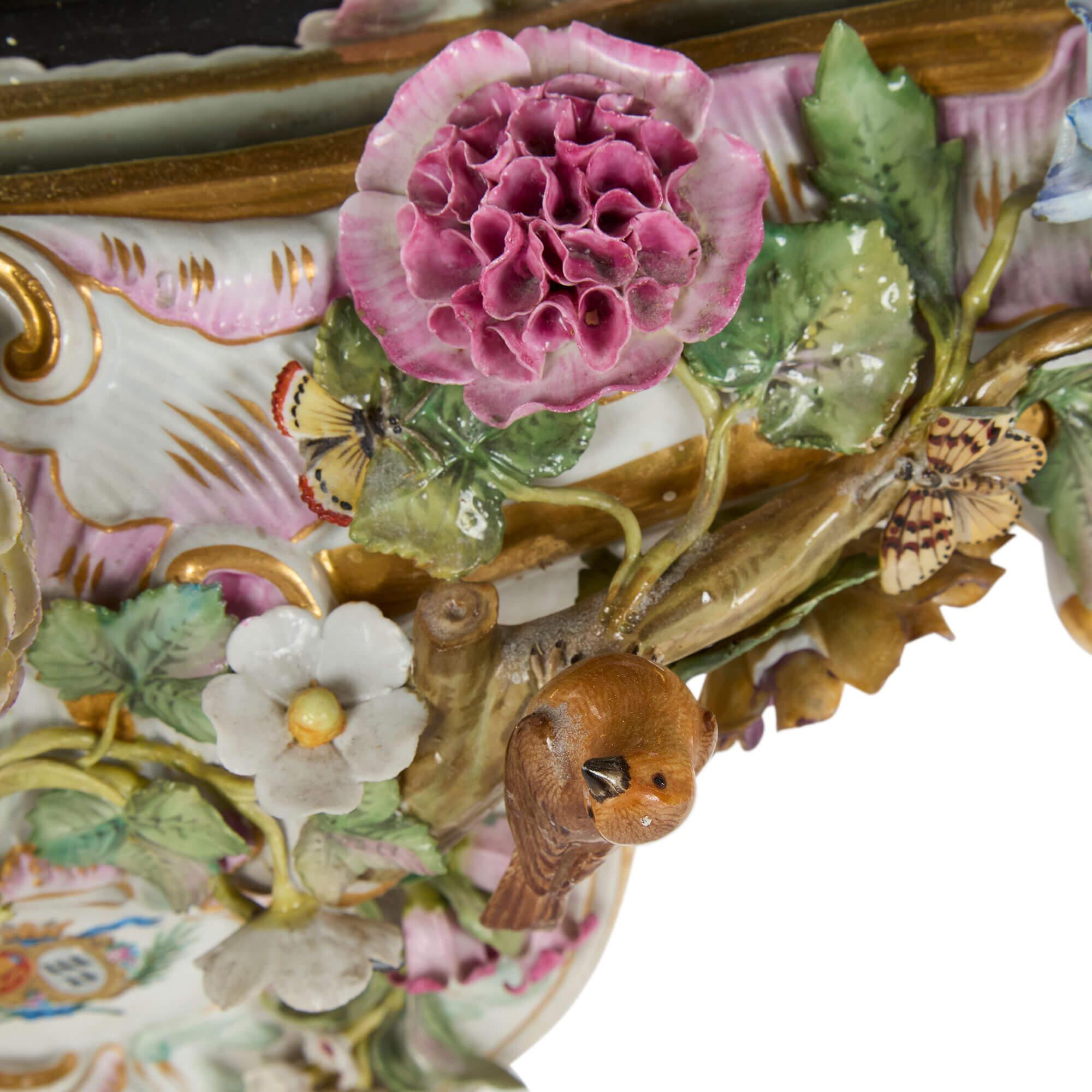Grande coppia di specchi antichi in porcellana in stile rococò con fiori in vendita 5