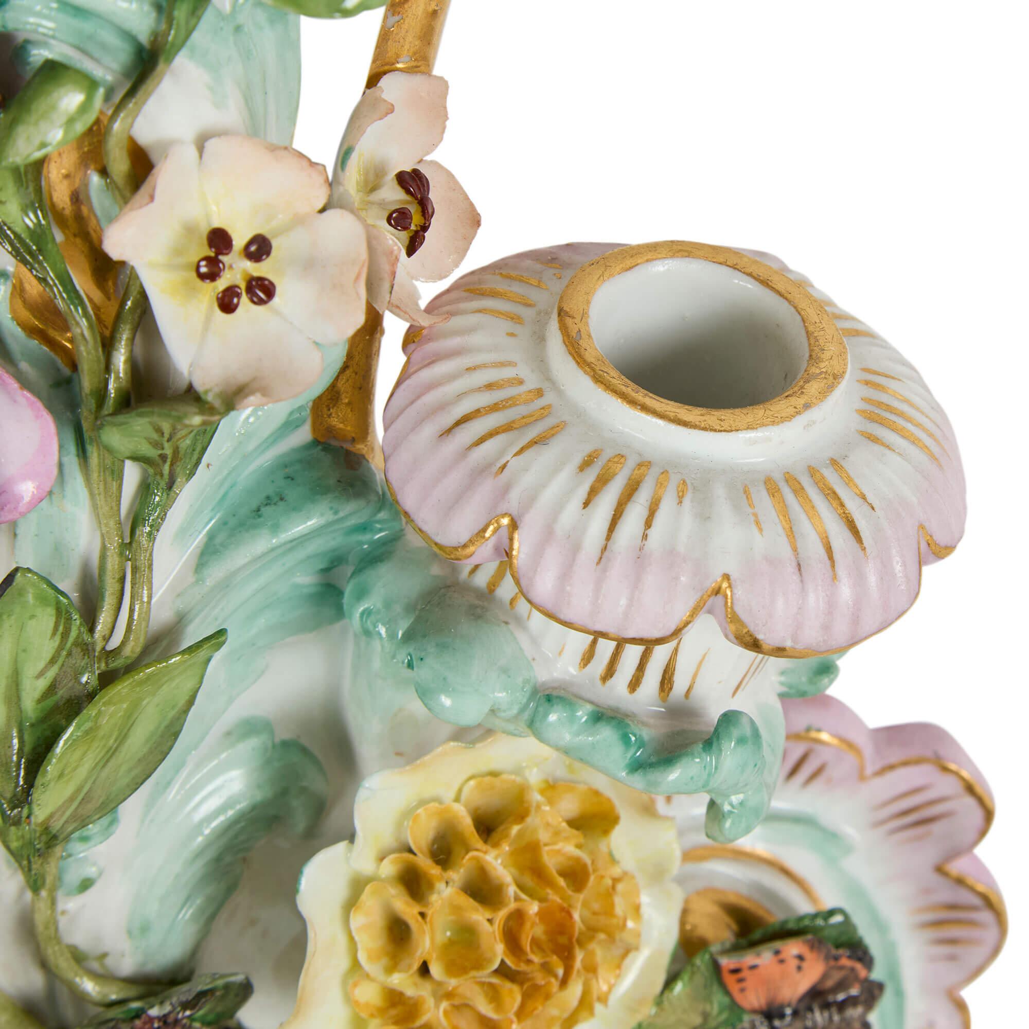 Grande coppia di specchi antichi in porcellana in stile rococò con fiori in vendita 7