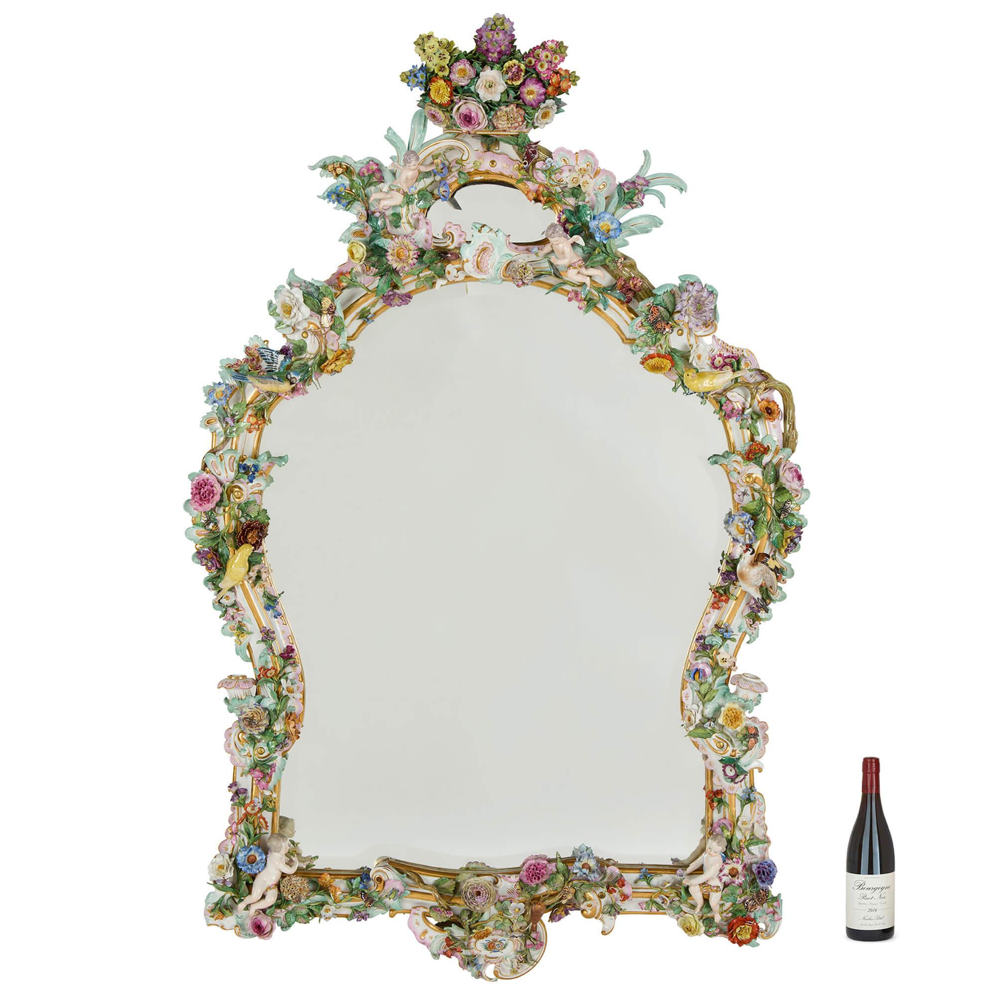 Grande coppia di specchi antichi in porcellana in stile rococò con fiori in vendita 10