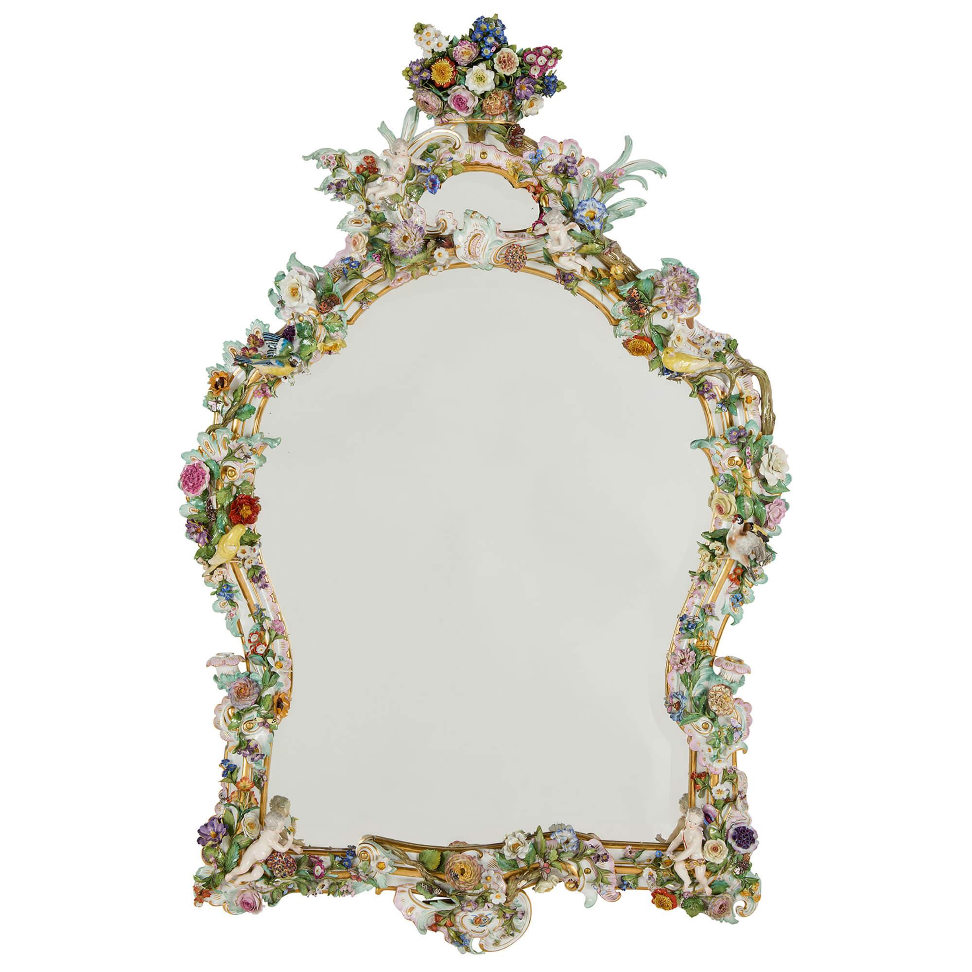 Grande coppia di specchi antichi in porcellana in stile rococò con fiori 
Tedesco, fine del XIX secolo 
Altezza 136cm, larghezza 90cm, profondità 17/20cm

Questa eccezionale coppia di specchi, realizzata da maestri artigiani tedeschi, esemplifica