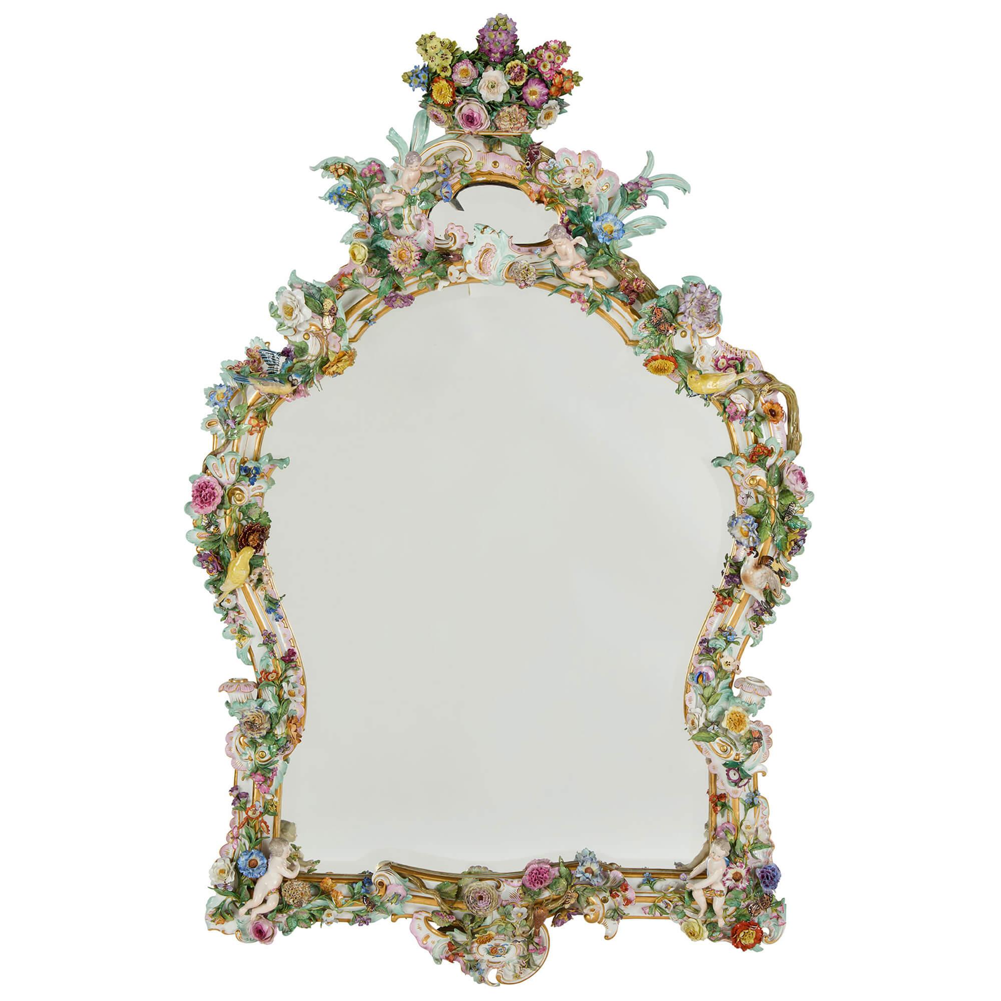 Rococò Grande coppia di specchi antichi in porcellana in stile rococò con fiori in vendita