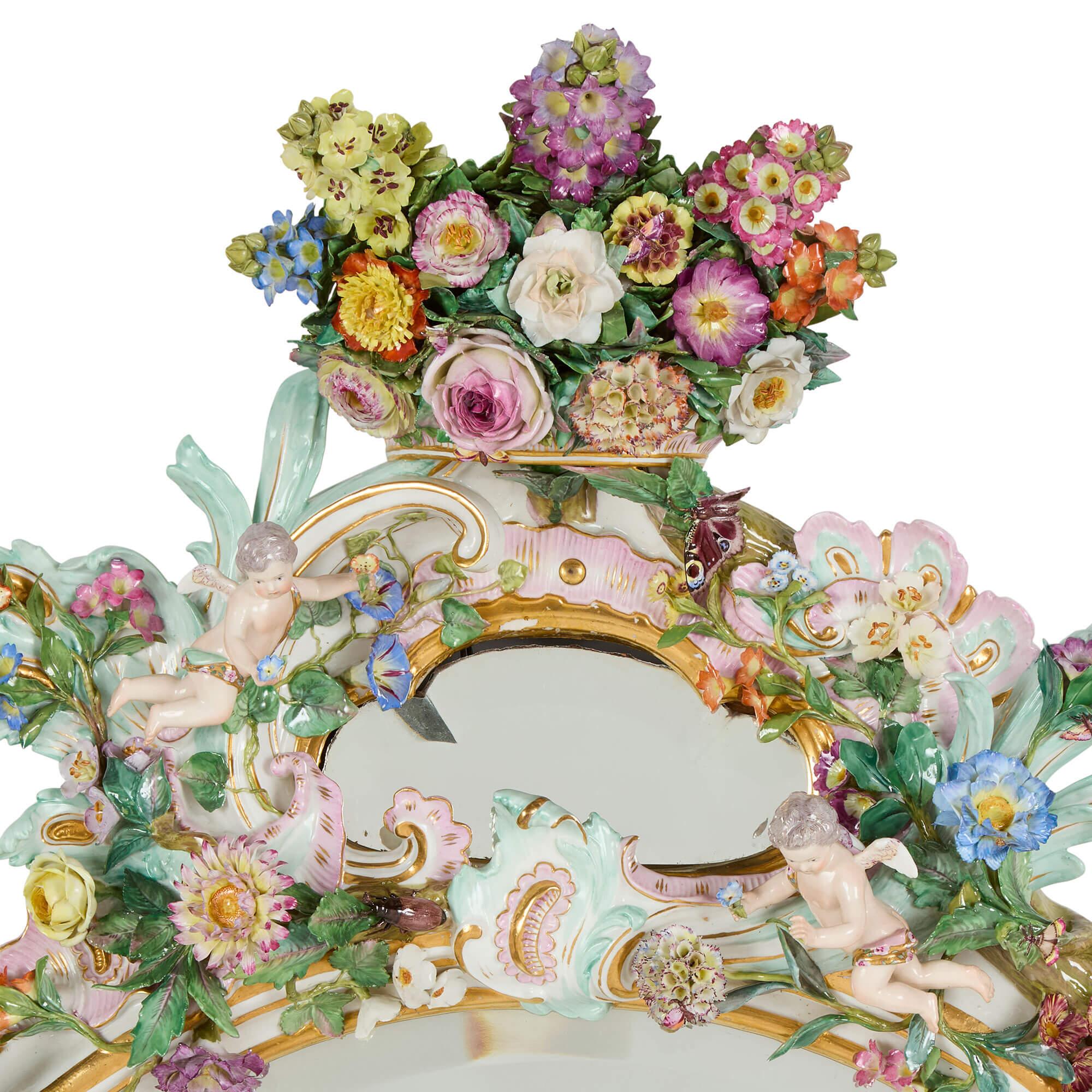 Tedesco Grande coppia di specchi antichi in porcellana in stile rococò con fiori in vendita