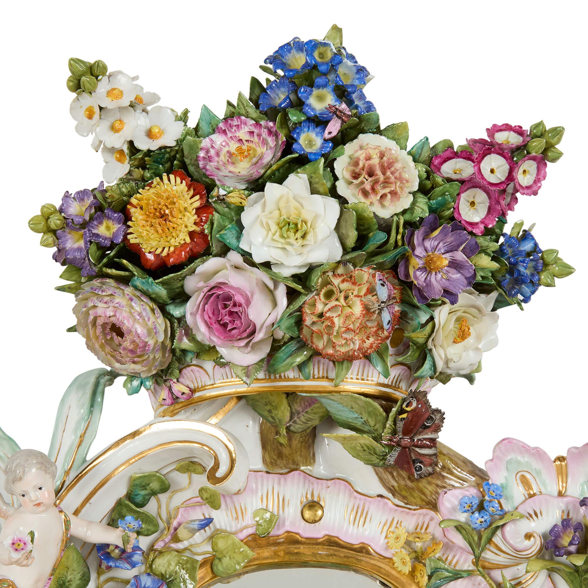 Fatto a mano Grande coppia di specchi antichi in porcellana in stile rococò con fiori in vendita